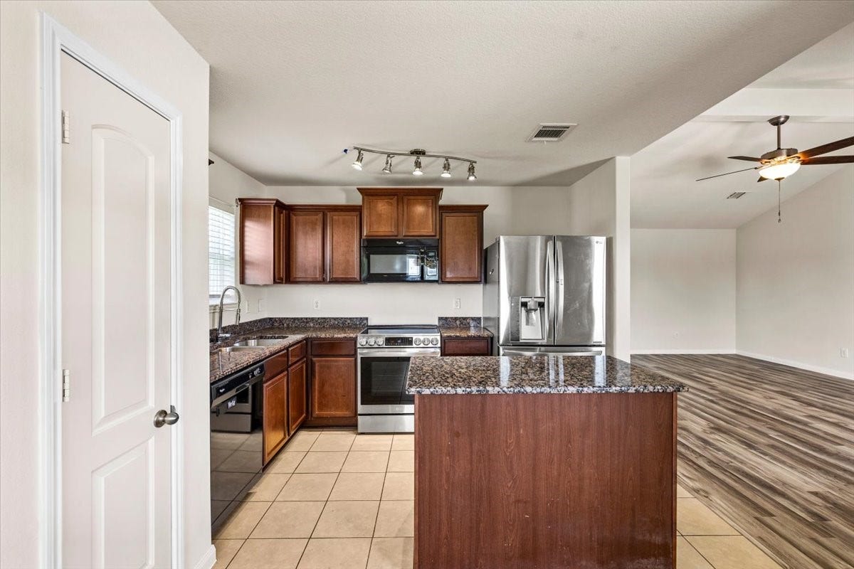 422 Hawks View Drive, La Marque, TX 77568 Kitchen area open to living room