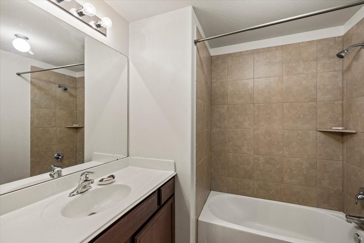 422 Hawks View Drive, La Marque, TX 77568 Secondary Bathroom, with tub/shower combo