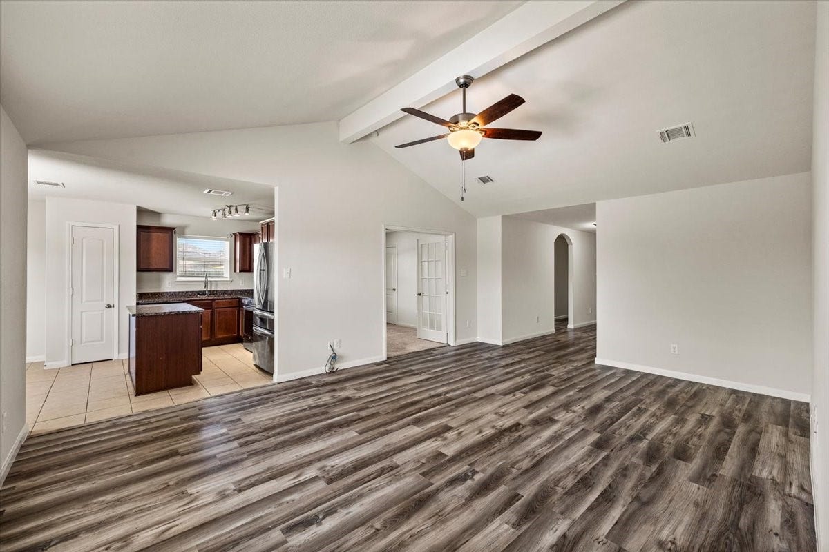 422 Hawks View Drive, La Marque, TX 77568 Nice high ceilings