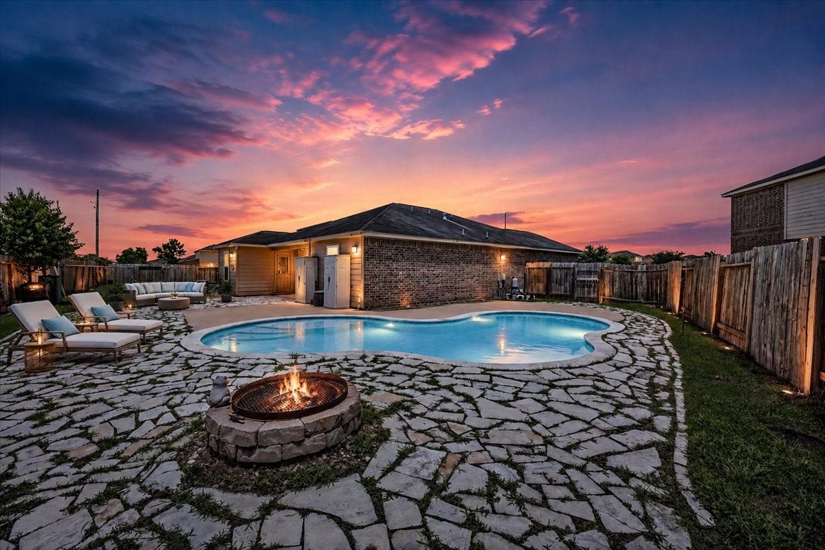 422 Hawks View Drive, La Marque, TX 77568 **VIRTUALLY STAGED**