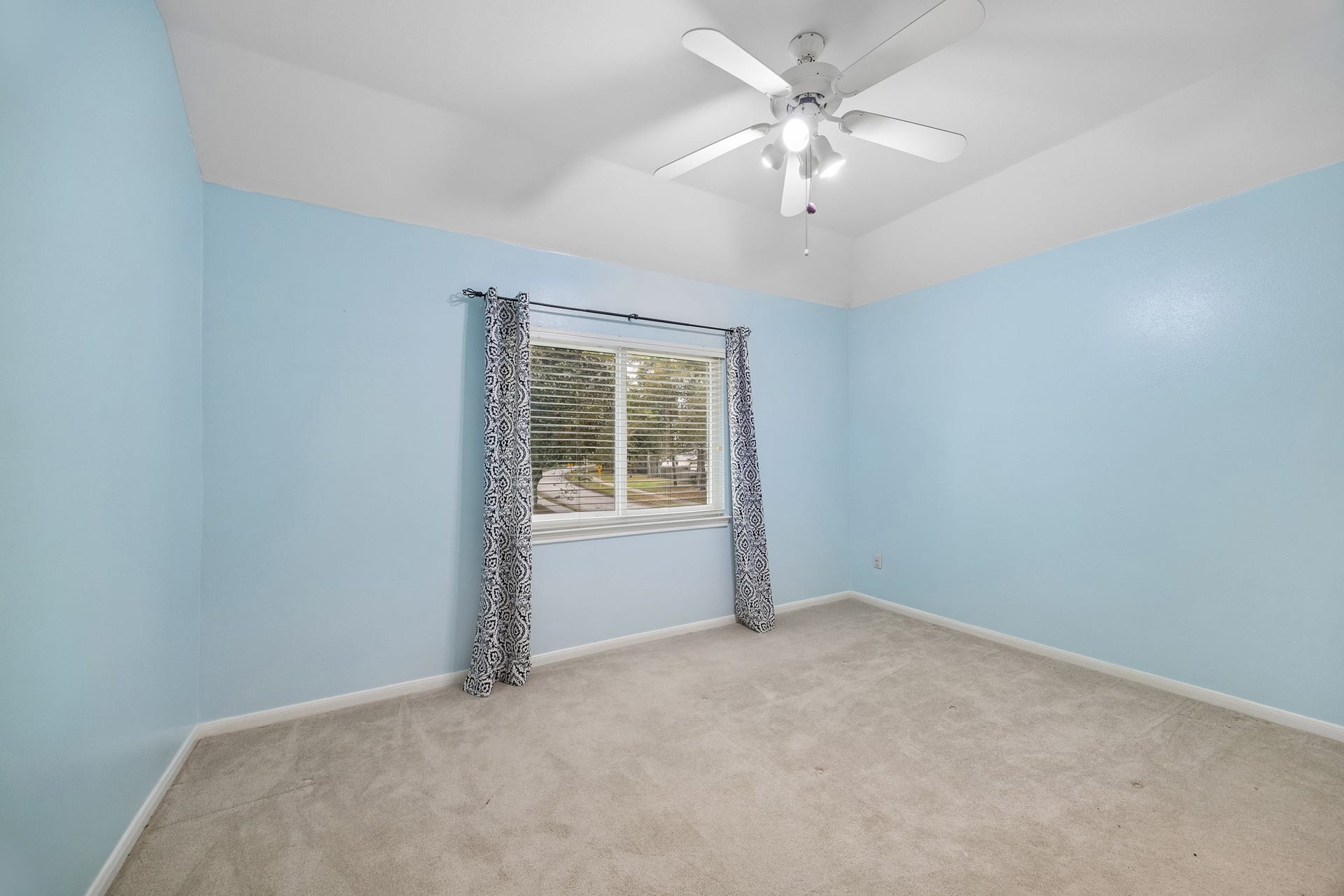 14402 Summerwood Lakes Drive, Houston, TX 77044 Secondary bedroom