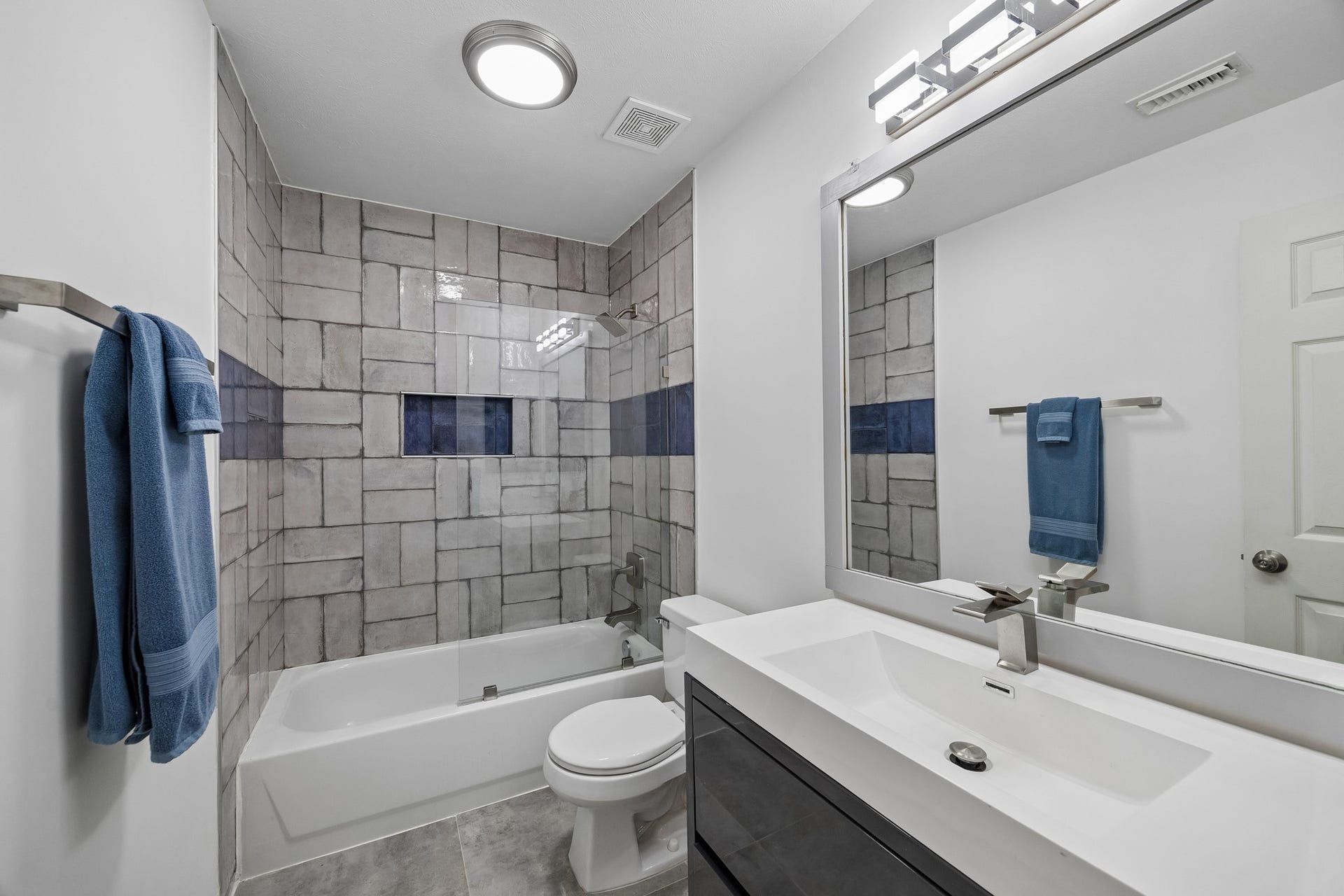 14402 Summerwood Lakes Drive, Houston, TX 77044 Upstairs hall bathroom with tile surround tub/shower and granite countertop on the vanity.