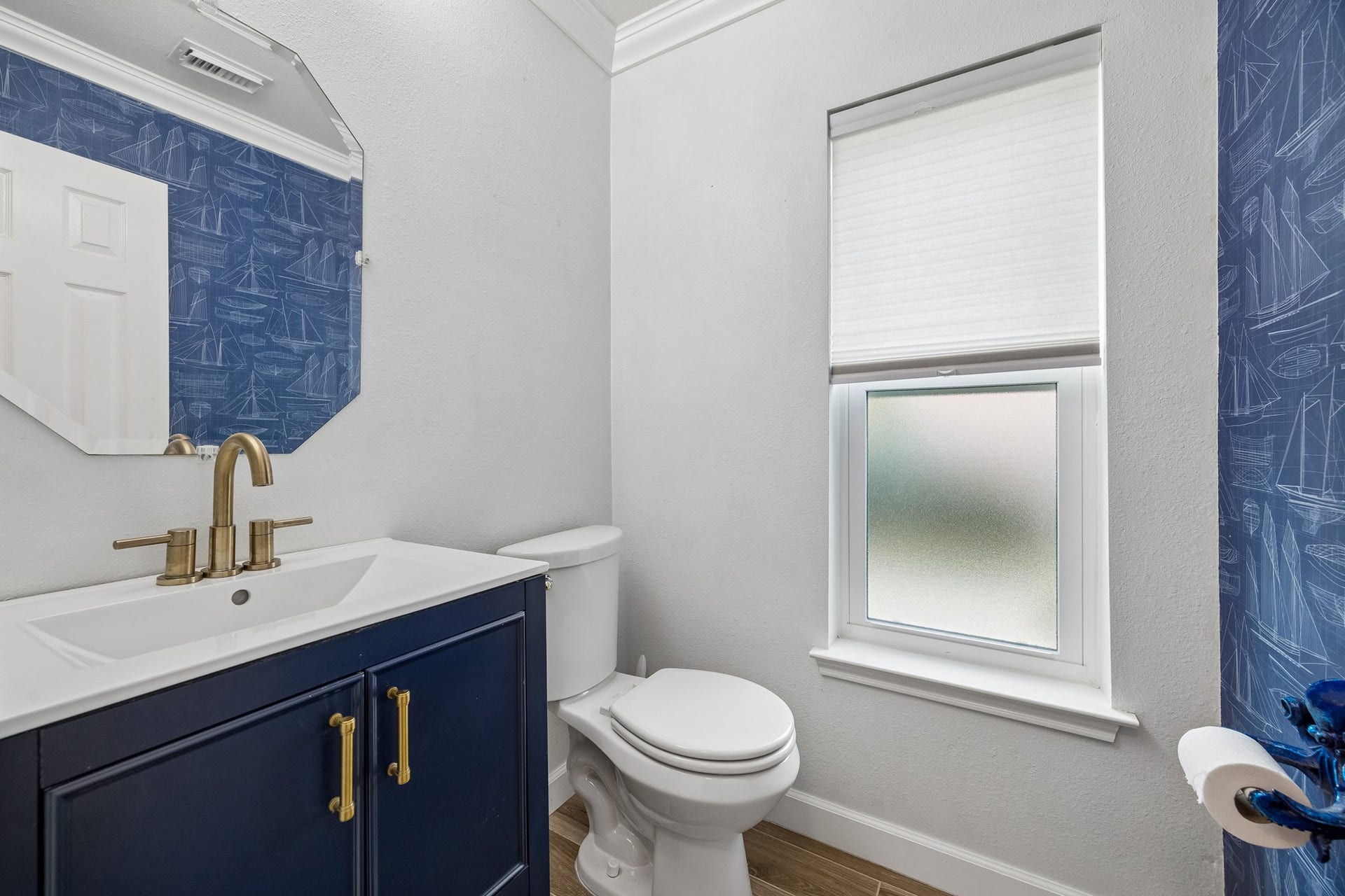 14402 Summerwood Lakes Drive, Houston, TX 77044 Half Bath near the Kitchen