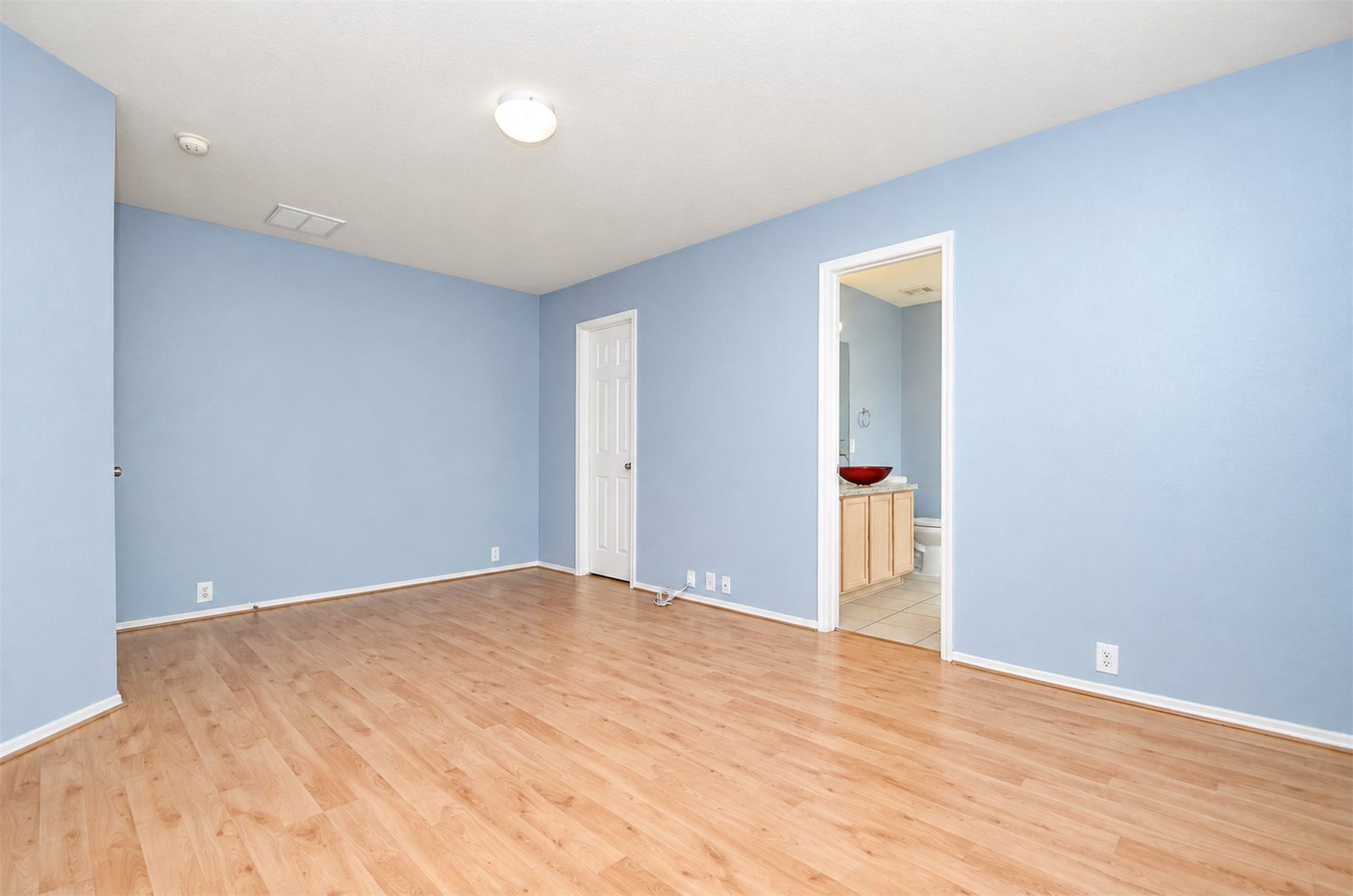 6003 Baldwin Elm St, Richmond, TX 77407 Master Bedroom
***Property is vacant. Photo digitally enhanced with AI; lighting, color, and ceiling appearance adjusted. ***