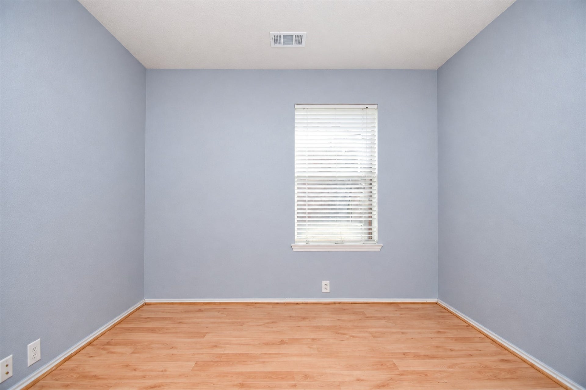 6003 Baldwin Elm St, Richmond, TX 77407 2nd Bedroom
***Property is vacant. Photo digitally enhanced with AI; lighting, color, and ceiling appearance adjusted. ***