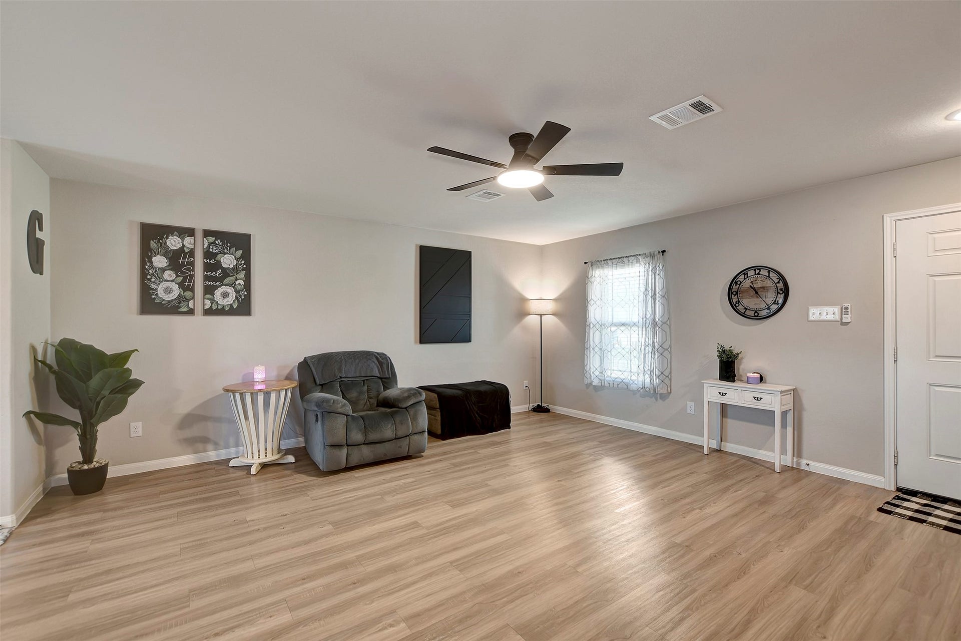Large living room! Perfect for entertaining!