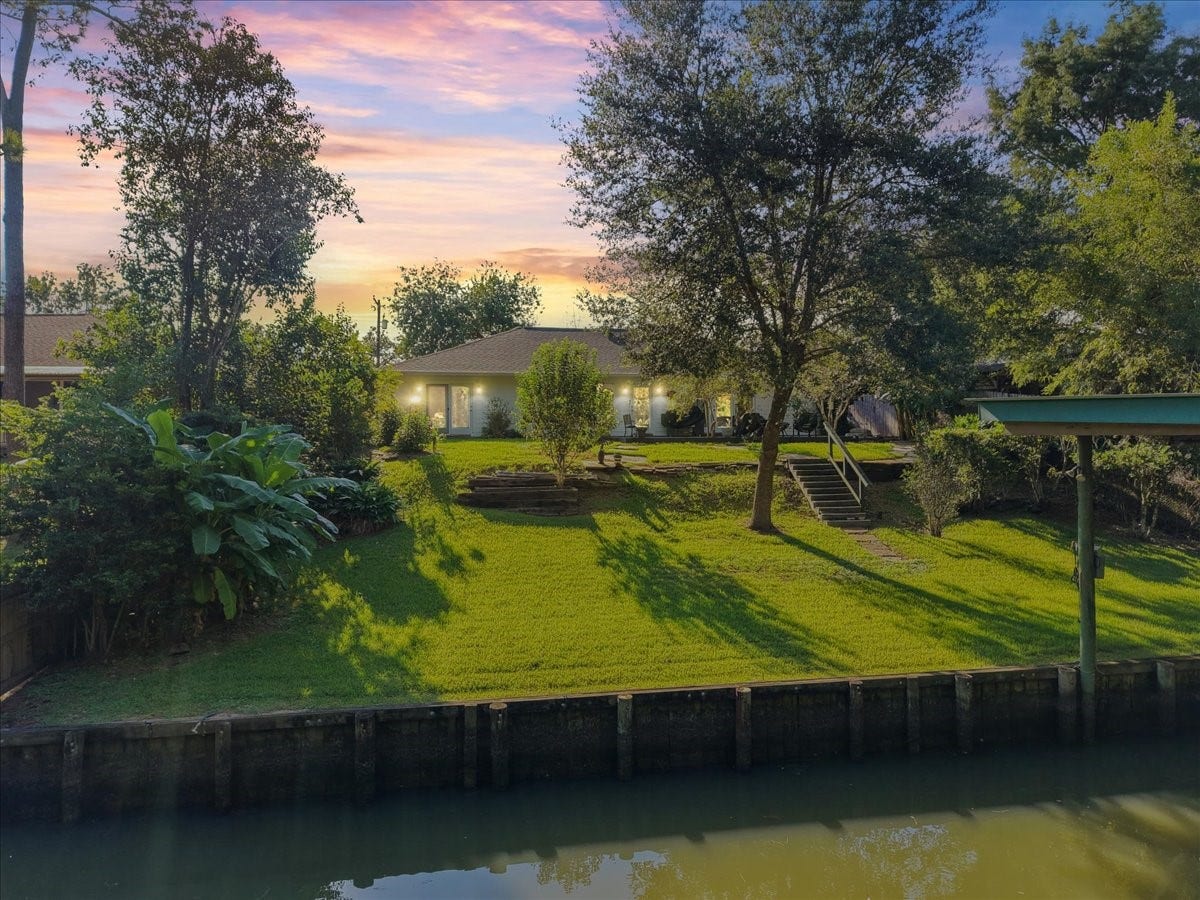 5207 Harbor Light Drive, Dickinson, TX 77539 Welcome home to true waterfront living in Dickinson!
