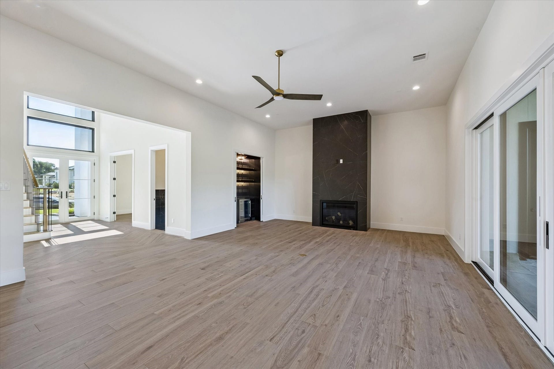 65 Shadow Creek Ridge Drive, Spring, TX 77389 The dramatic floor-to-ceiling porcelain tile fireplace surround anchors the room with serious styl