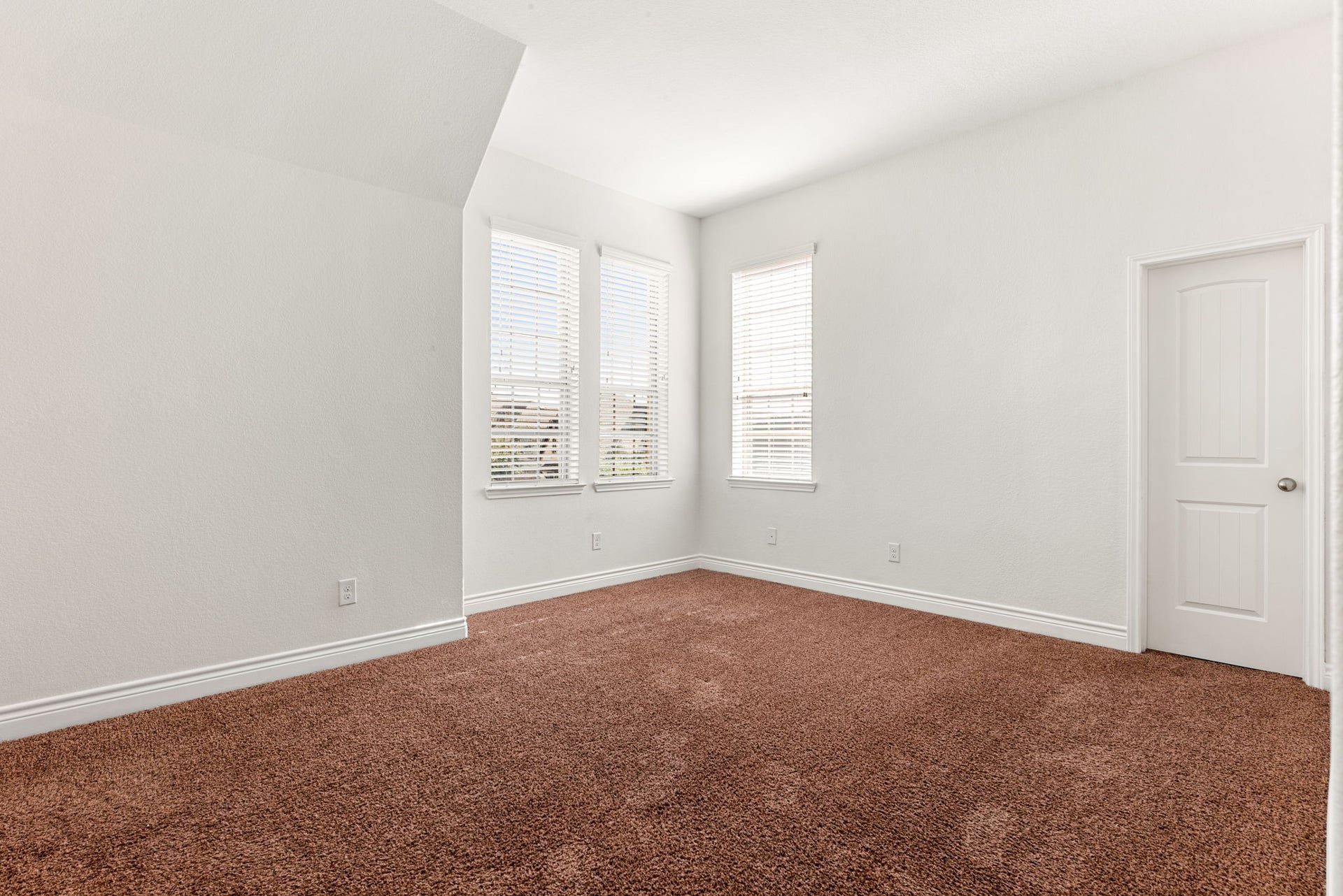 3318 Elizabeth Springs Court, Katy, TX 77494 Private upstairs bedroom offers easy access to the nearby full bath.