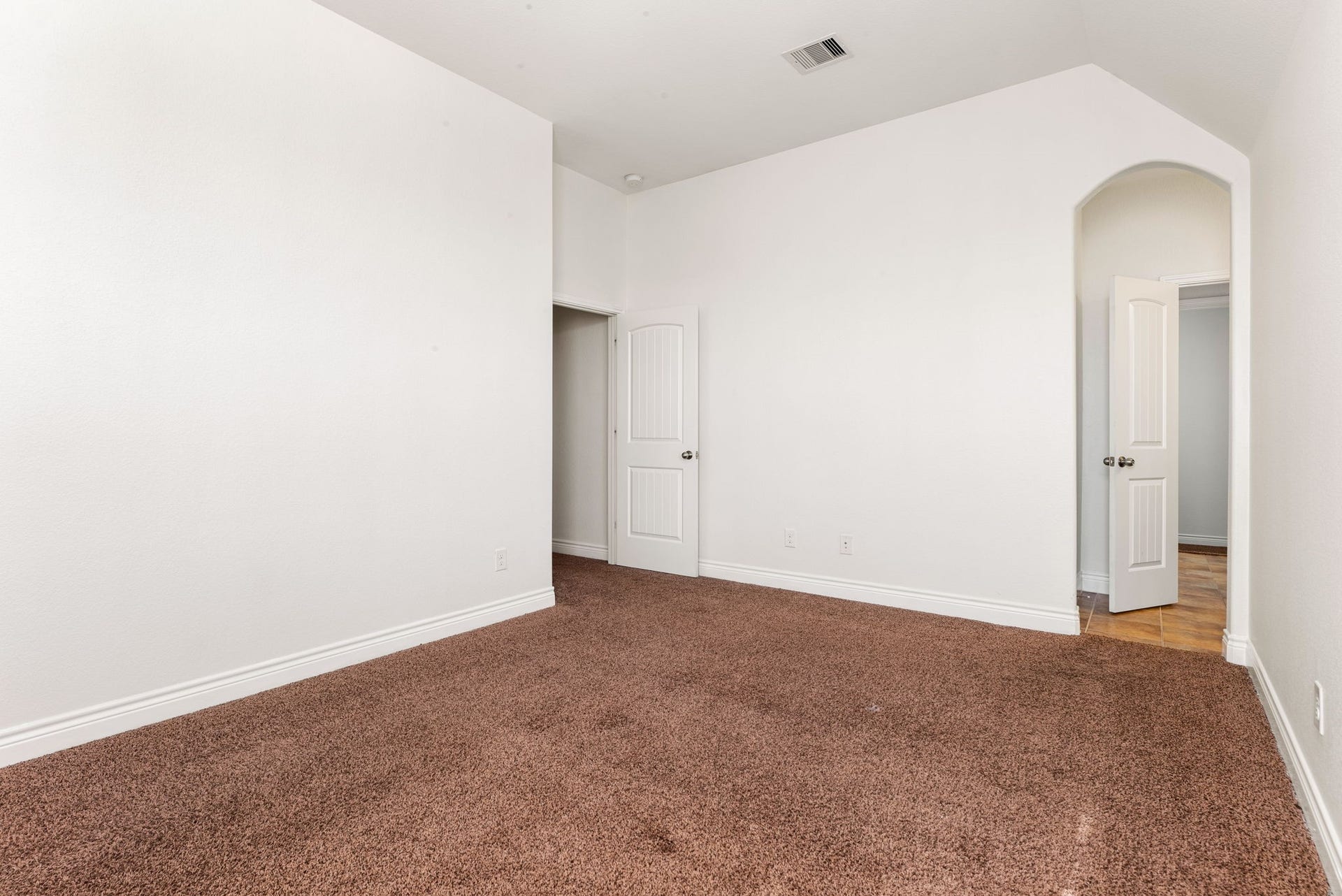 3318 Elizabeth Springs Court, Katy, TX 77494 Additional upstairs bedroom with ample natural light and spacious closet.