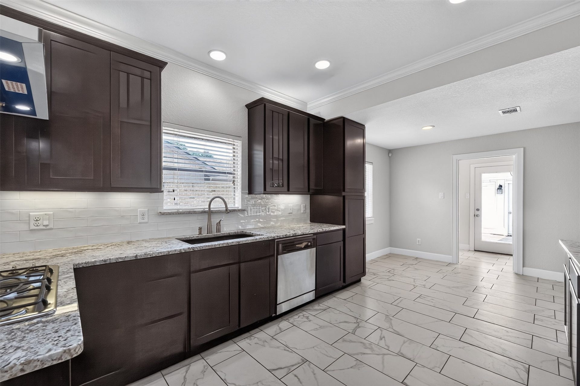 4023 Bayou Grove Drive, Seabrook, TX 77586 4023 Bayou Grove Drive, Seabrook, TX 77586