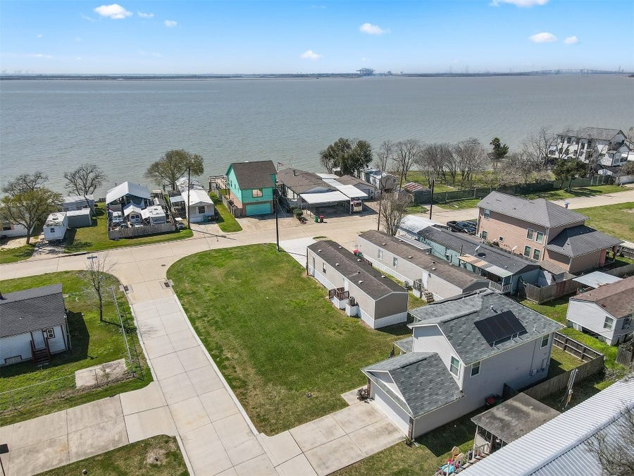 Property photo for 3035 Bay Oaks Harbor Drive, Baytown, TX