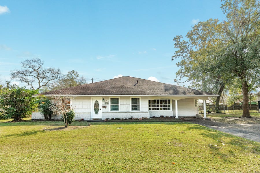 Property photo for 935 Magnolia Street, Lake Jackson, TX