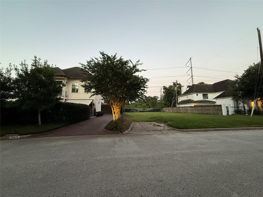 Property photo for 20 Hackberry Lane, Houston, TX