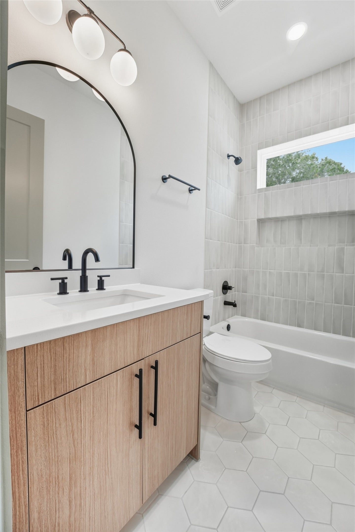 2961 Delafield Street, Houston, TX 77023 Secondary Bathroom
