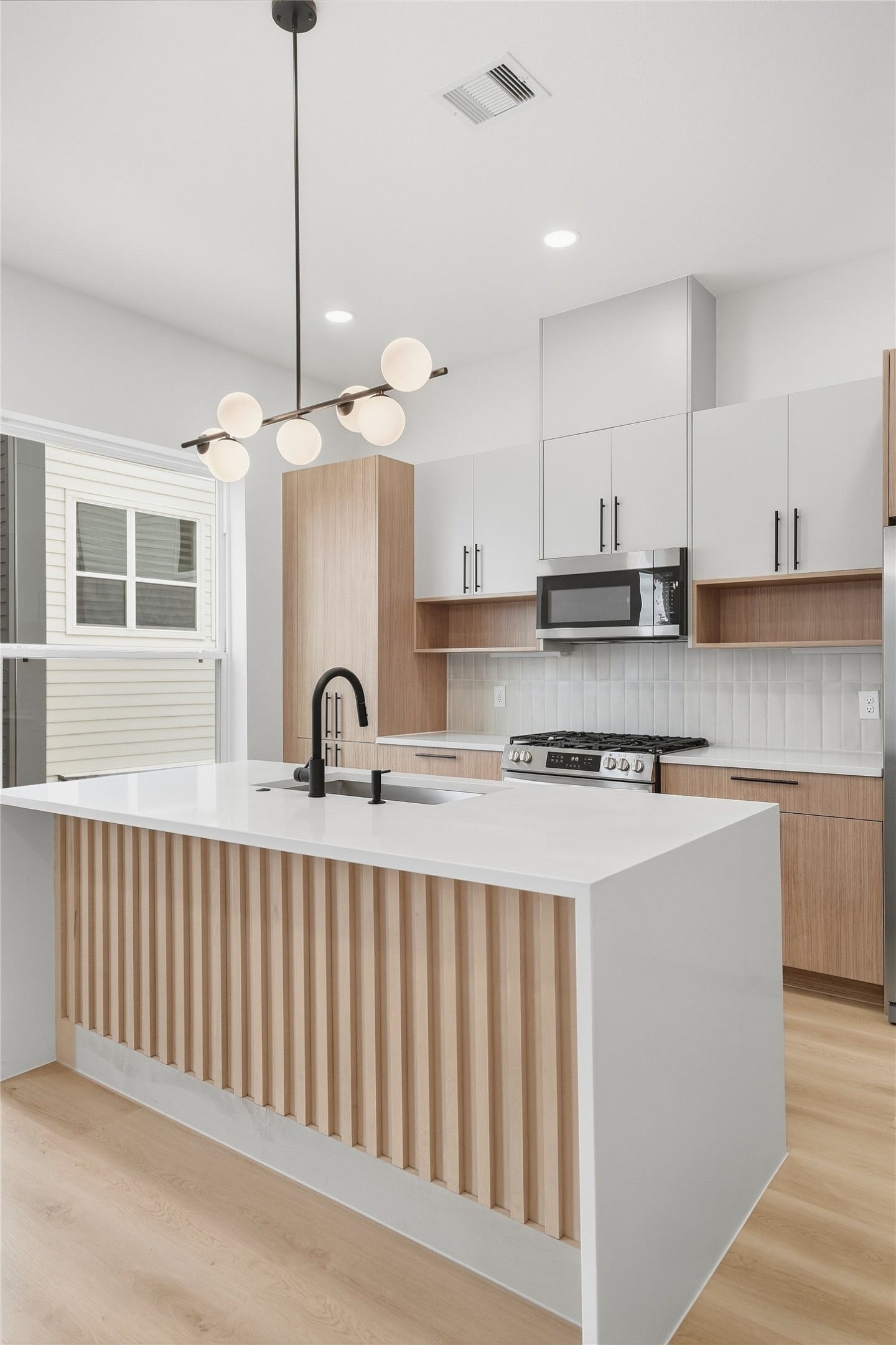 2961 Delafield Street, Houston, TX 77023 Kitchen and Dining