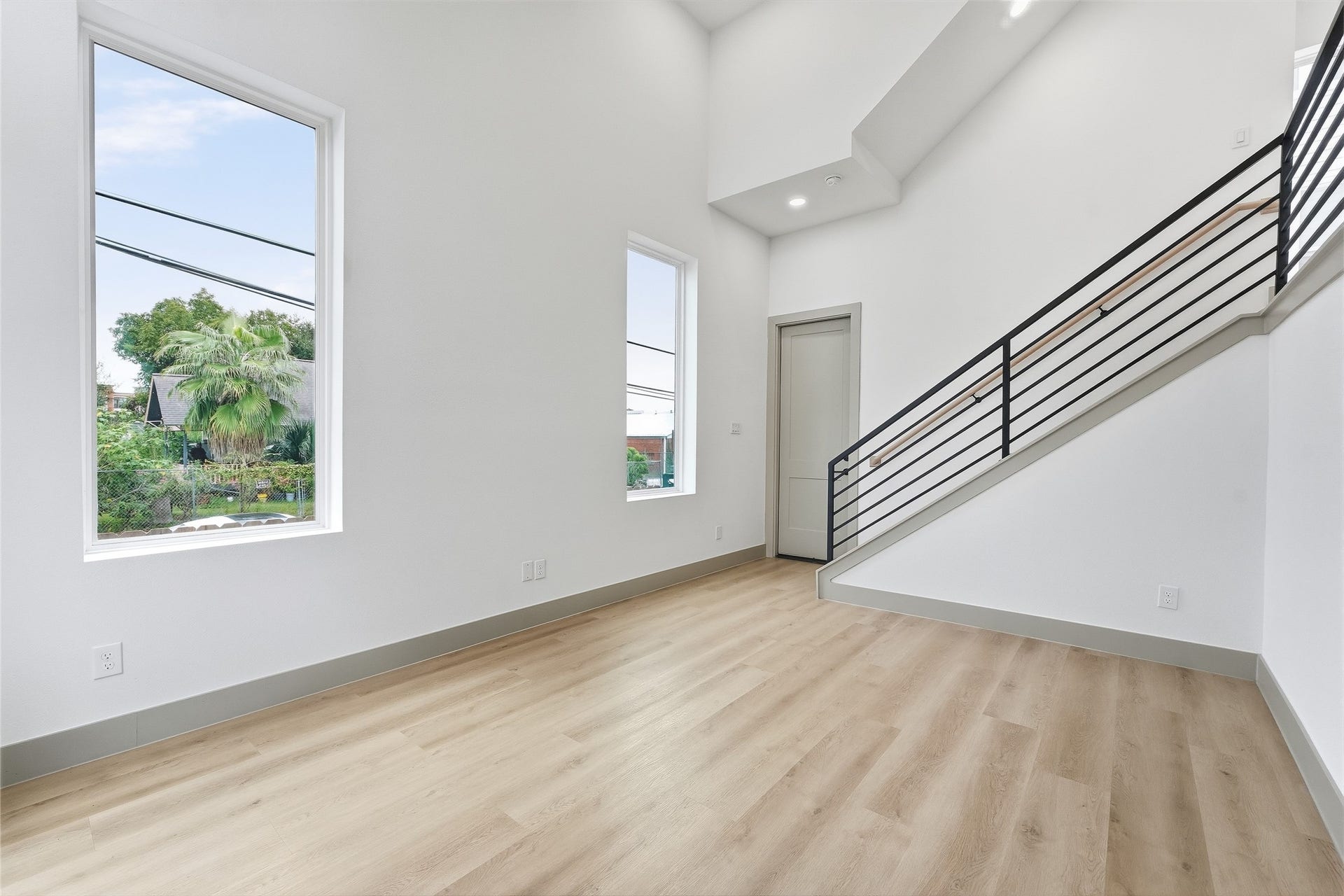 2961 Delafield Street, Houston, TX 77023 First Floor Living with 20 FT Ceilings