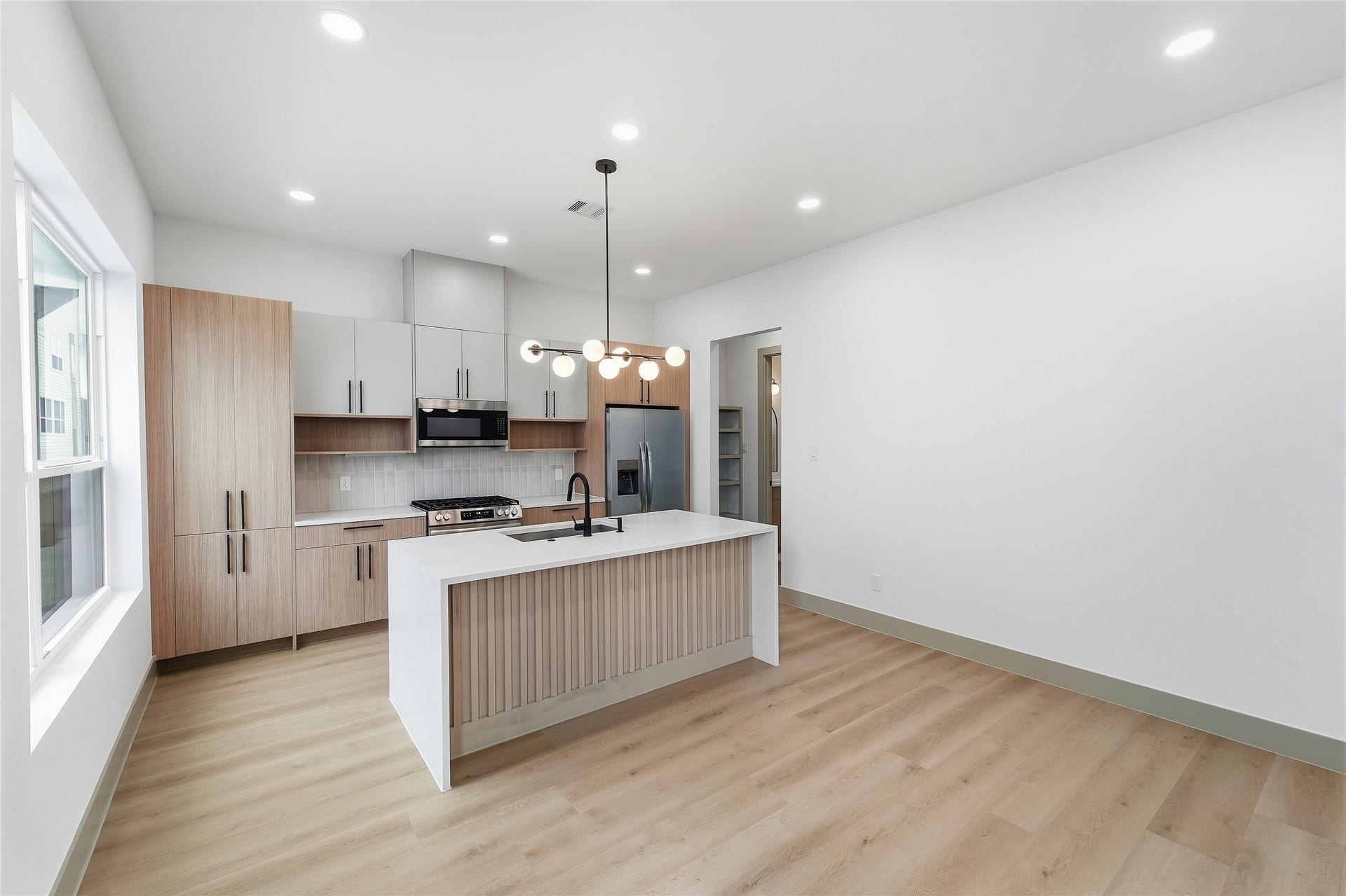 2961 Delafield Street, Houston, TX 77023 Kitchen and Dining