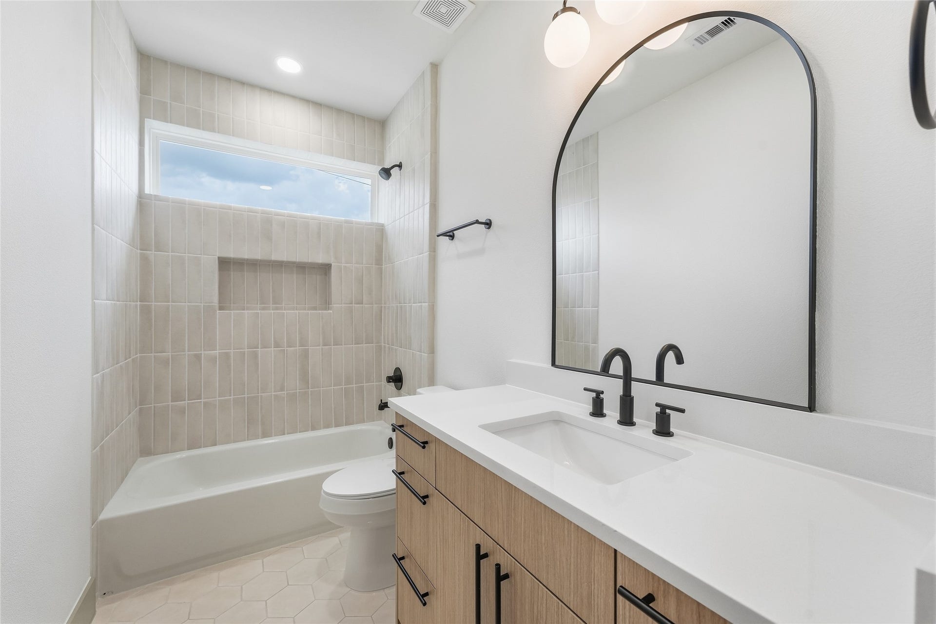 2961 Delafield Street, Houston, TX 77023 Secondary Bathroom on Third Floor