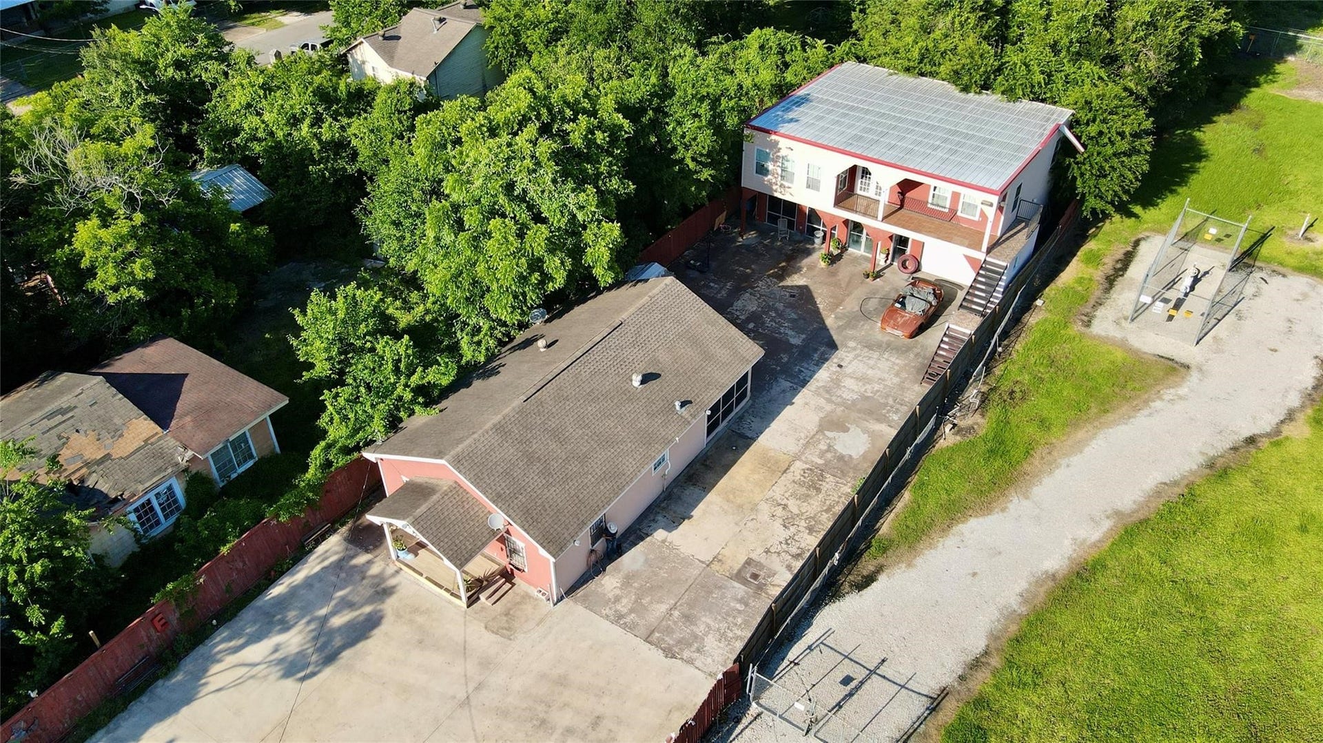 9944 E Hardy Road, Houston, TX 77093 9944 E Hardy Road, Houston, TX 77093
