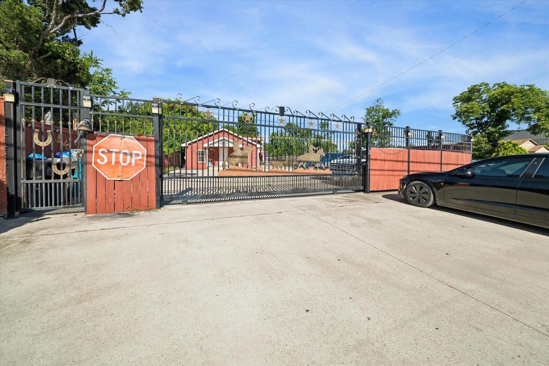 9944 E Hardy Road, Houston, TX 77093 9944 E Hardy Road, Houston, TX 77093