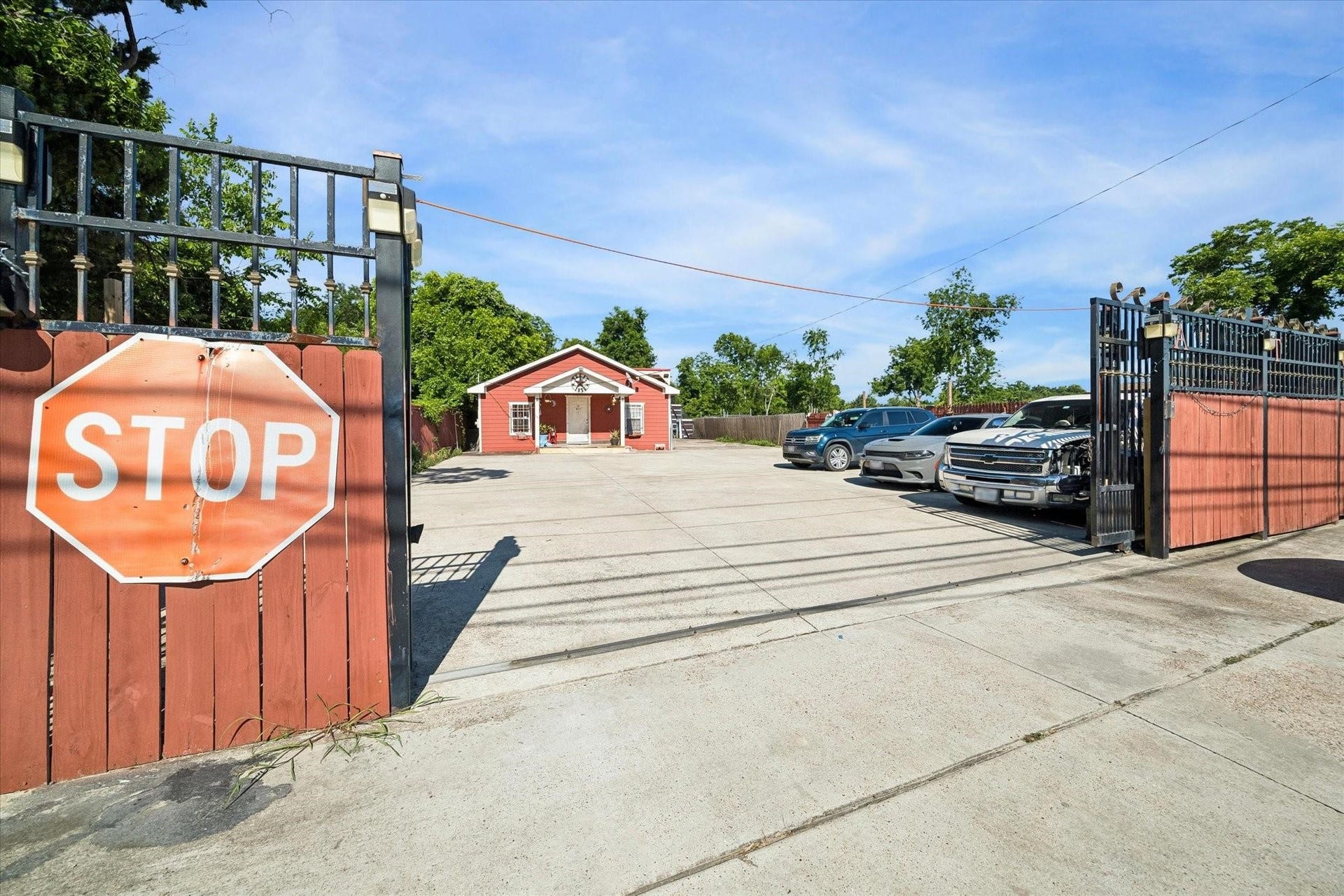 9944 E Hardy Road, Houston, TX 77093 9944 E Hardy Road, Houston, TX 77093