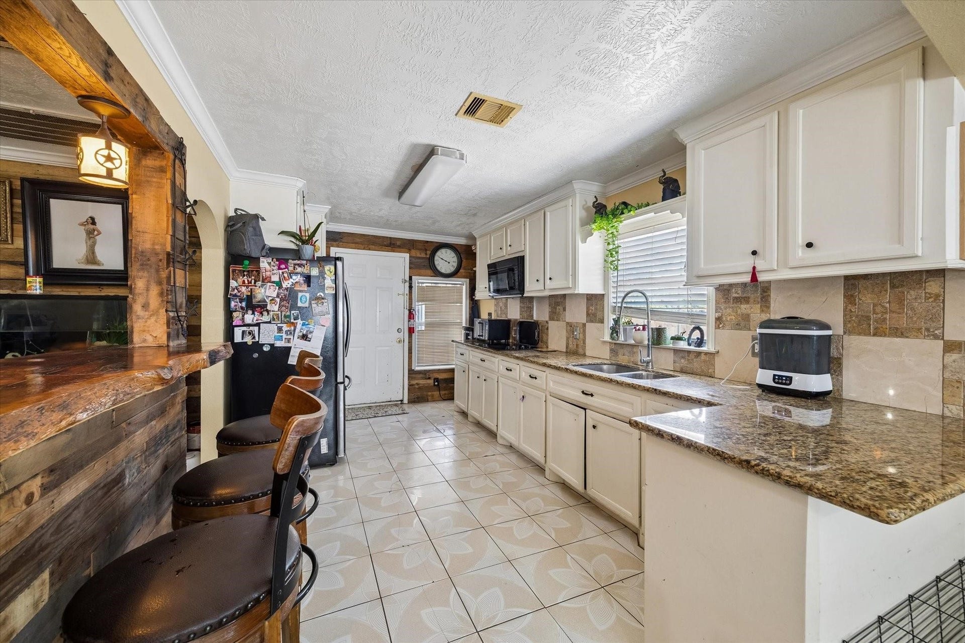 9944 E Hardy Road, Houston, TX 77093 9944 E Hardy Road, Houston, TX 77093