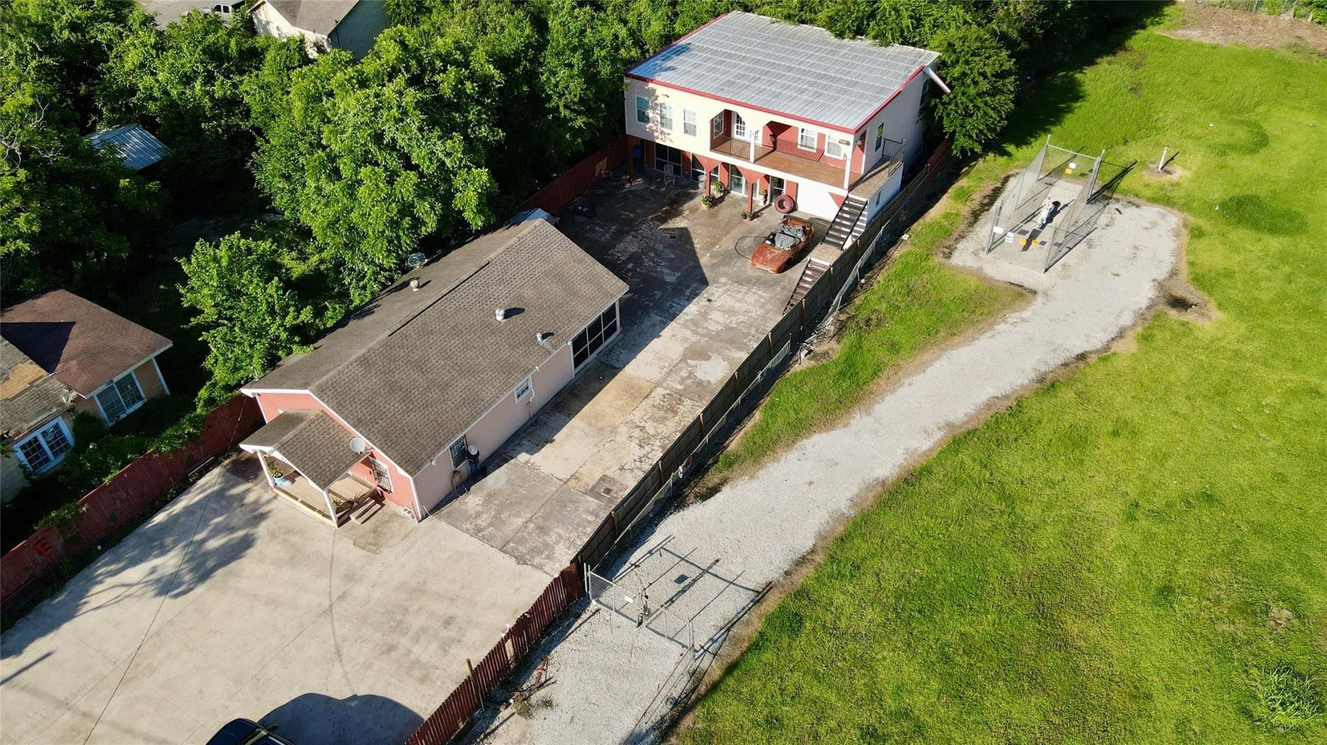 9944 E Hardy Road, Houston, TX 77093 9944 E Hardy Road, Houston, TX 77093