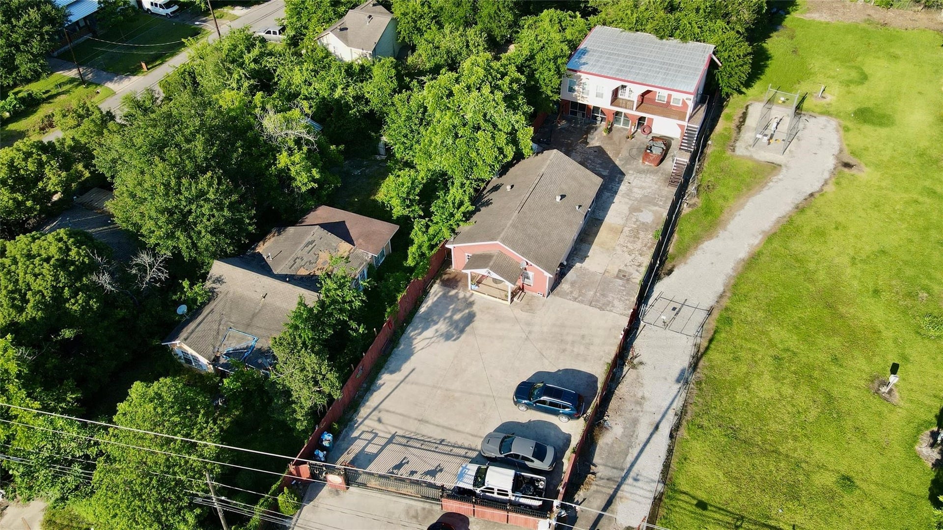 9944 E Hardy Road, Houston, TX 77093 9944 E Hardy Road, Houston, TX 77093