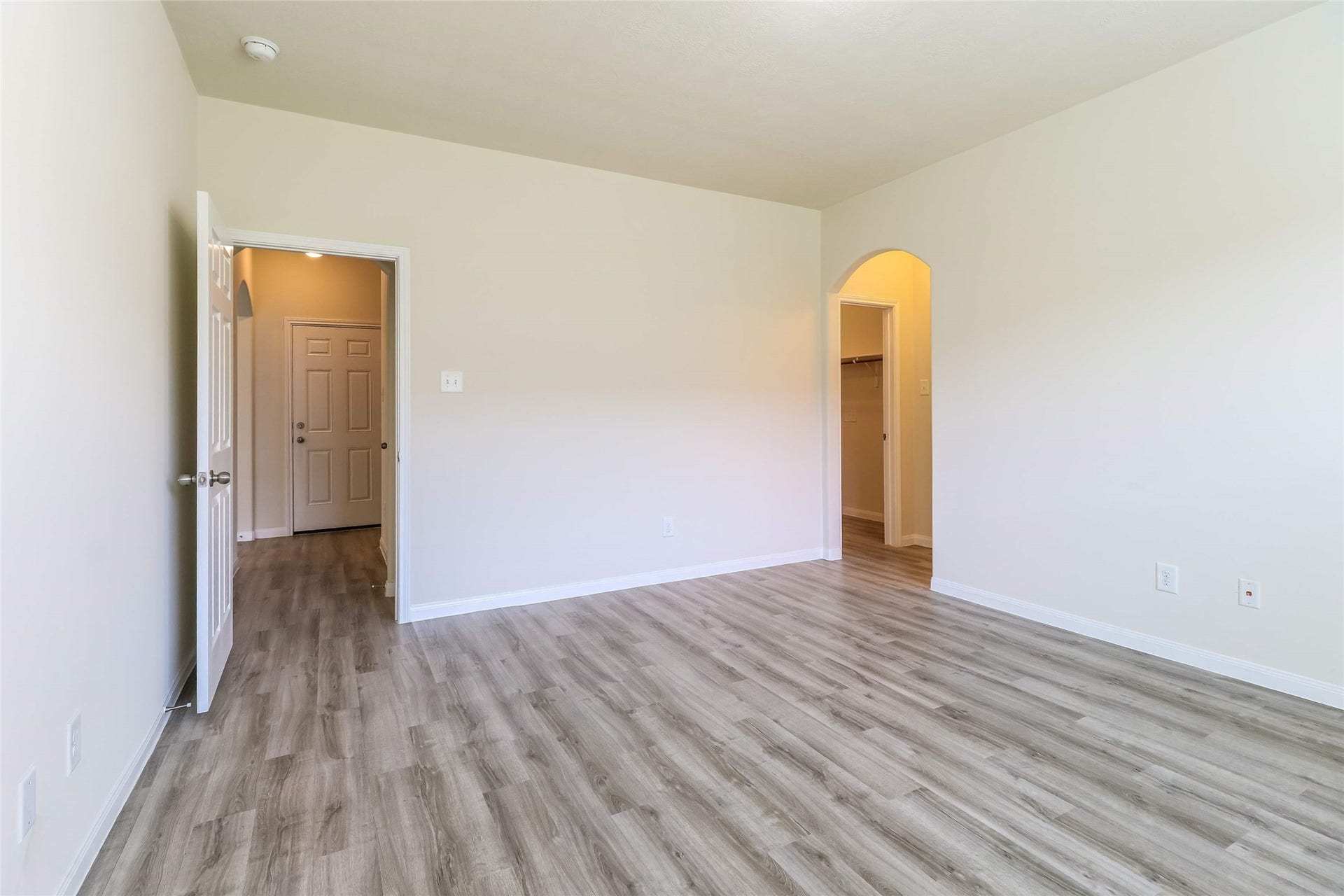 12407 Dona Lane, Houston, TX 77044 Photos may be representative of the floor plan and not the exact home. Finishes, layout, and features of the actual property for lease may vary.