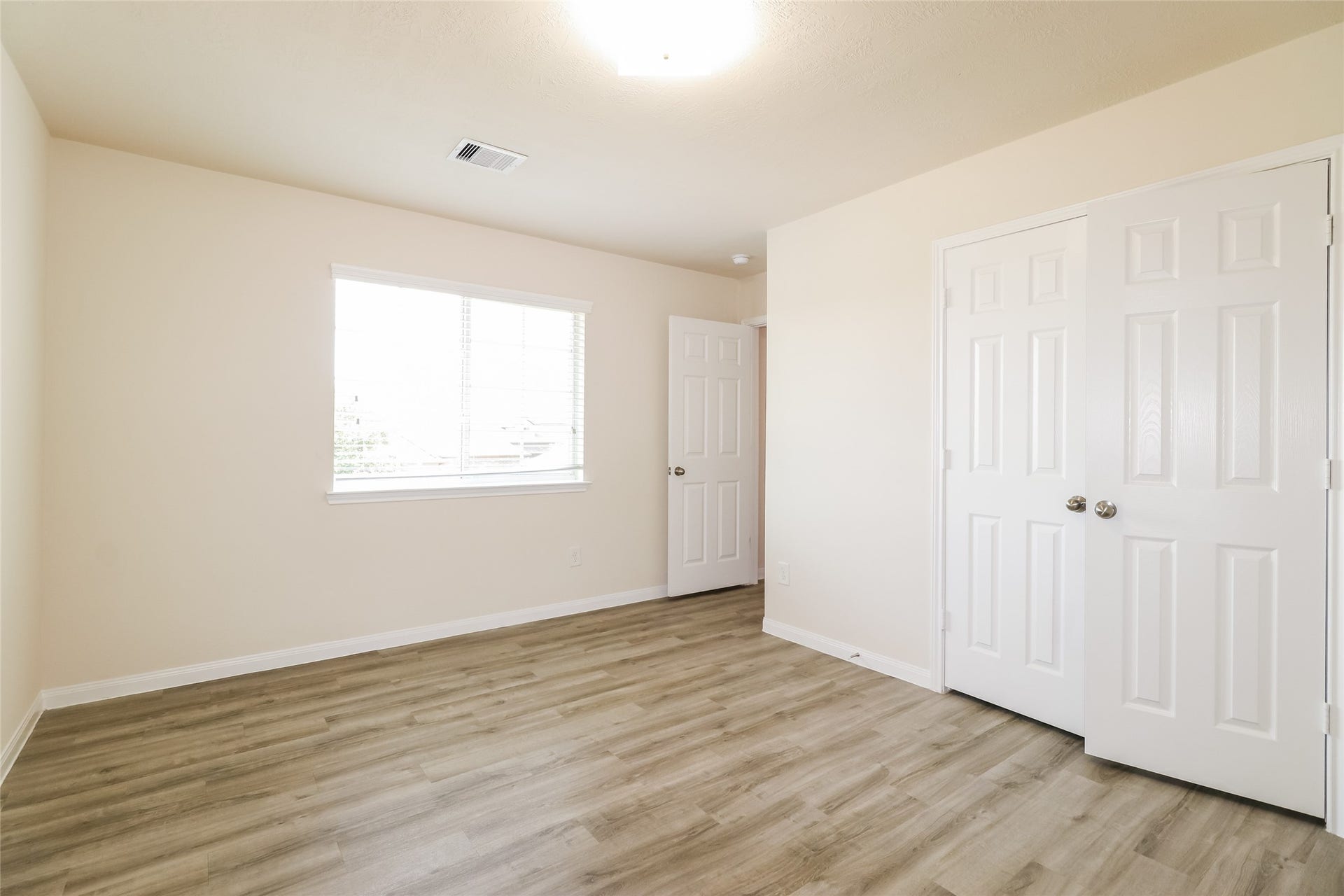 12407 Dona Lane, Houston, TX 77044 Photos may be representative of the floor plan and not the exact home. Finishes, layout, and features of the actual property for lease may vary.