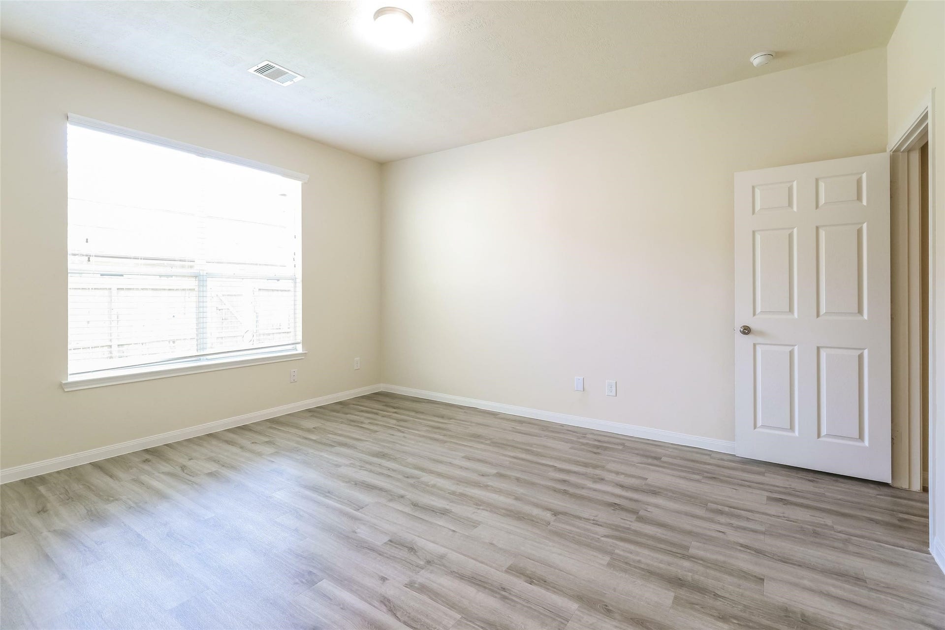 12407 Dona Lane, Houston, TX 77044 Photos may be representative of the floor plan and not the exact home. Finishes, layout, and features of the actual property for lease may vary.
