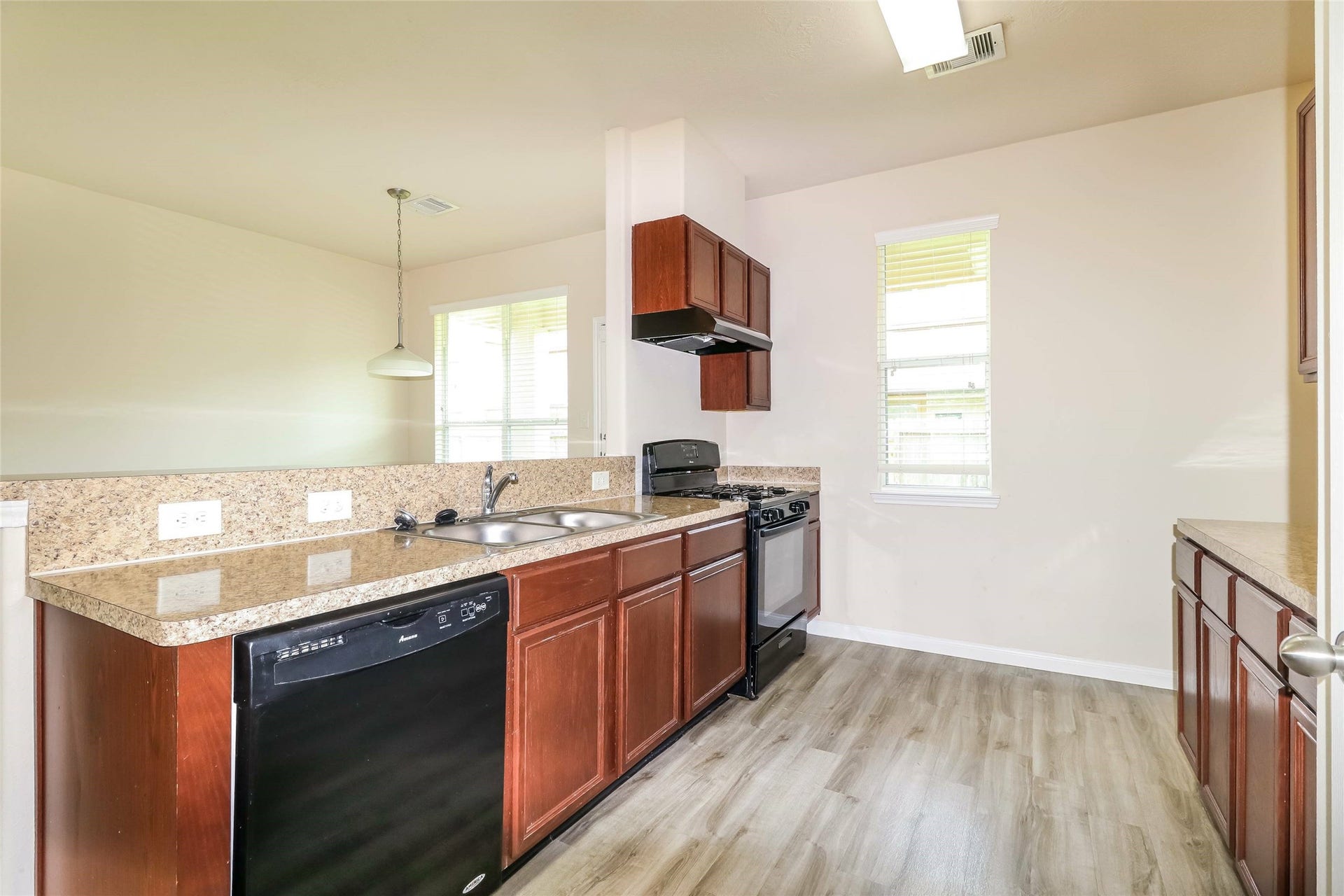 12407 Dona Lane, Houston, TX 77044 Photos may be representative of the floor plan and not the exact home. Finishes, layout, and features of the actual property for lease may vary.