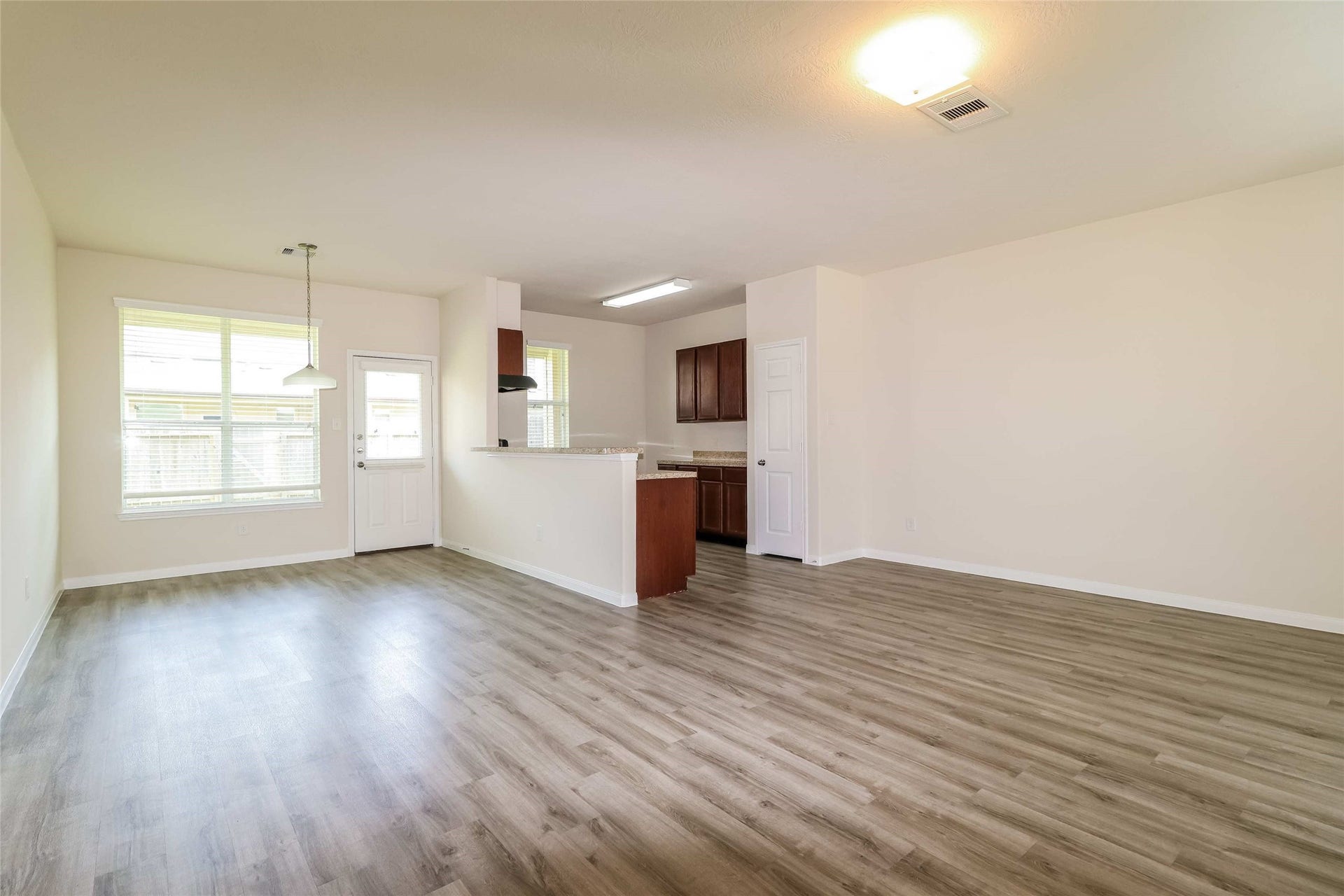 12407 Dona Lane, Houston, TX 77044 Photos may be representative of the floor plan and not the exact home. Finishes, layout, and features of the actual property for lease may vary.