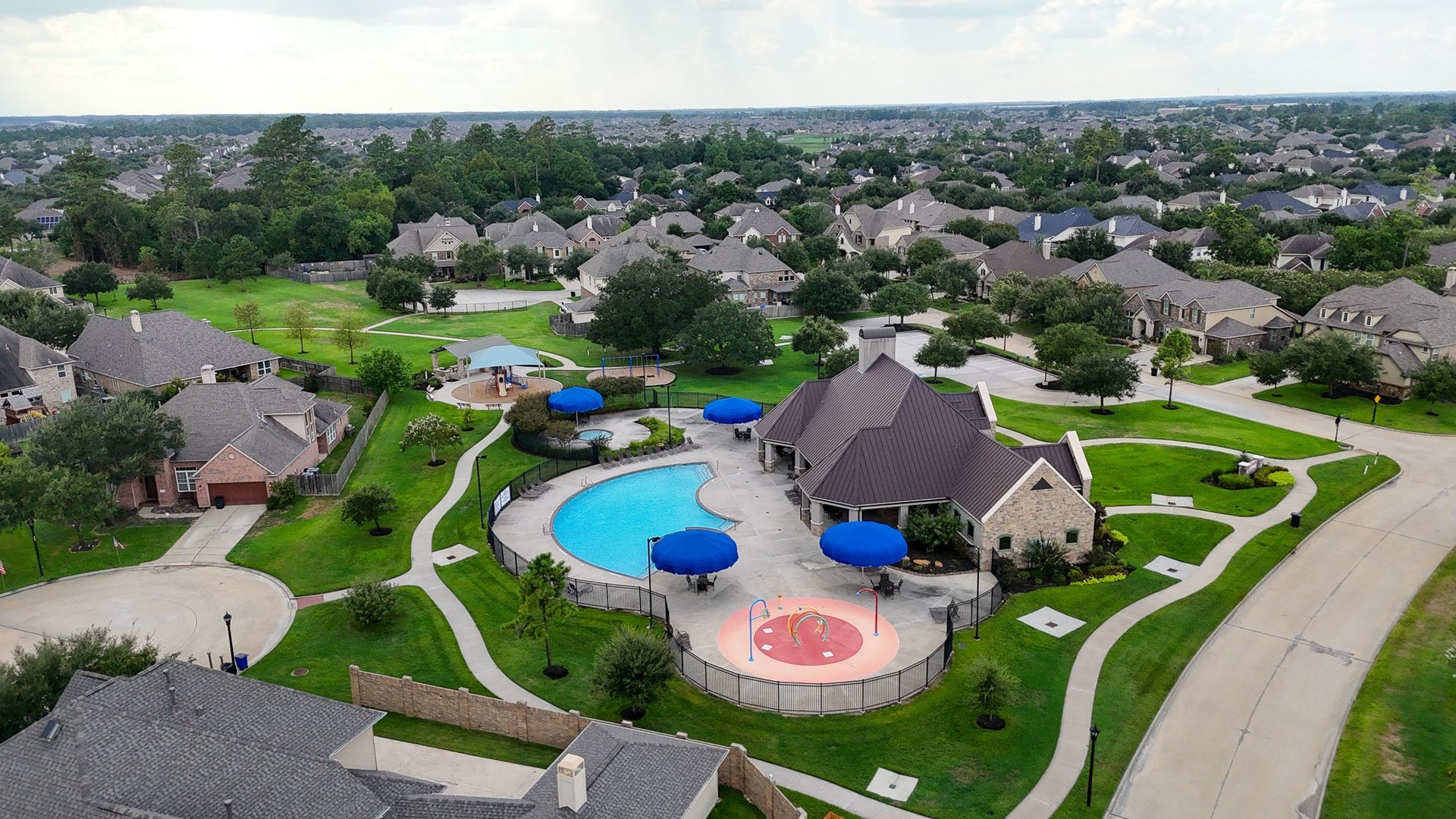 12218 Rampy Green Drive, Tomball, TX 77377 This community features a swimming pool, a splash pad, a kiddie pool, a park, a picnic area, walking trails, and ponds for residents to enjoy.