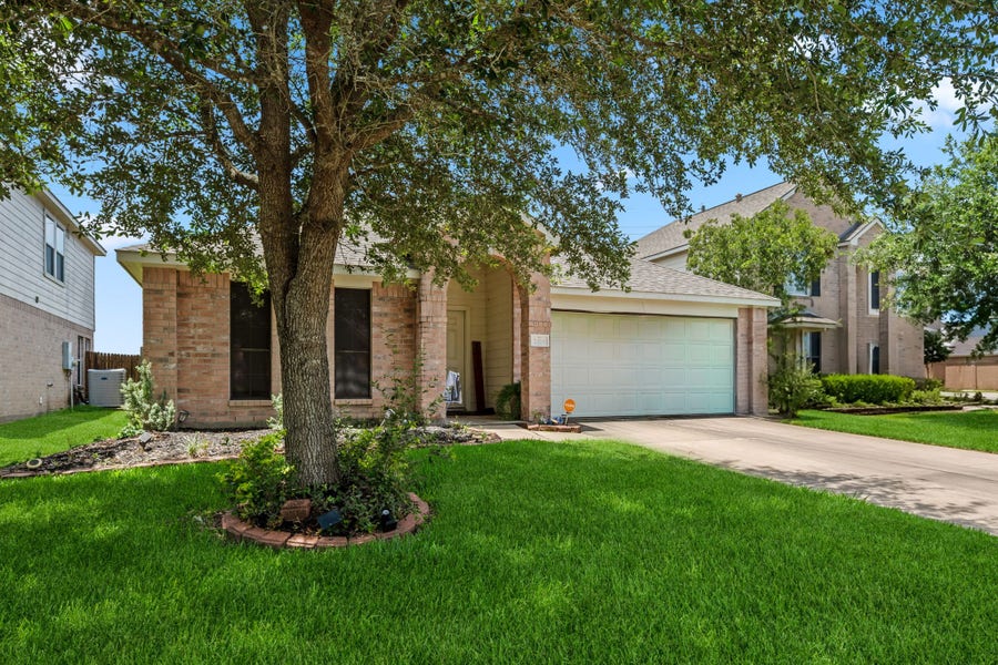 Property photo for 2419 Alcove Foster Court, Fresno, TX
