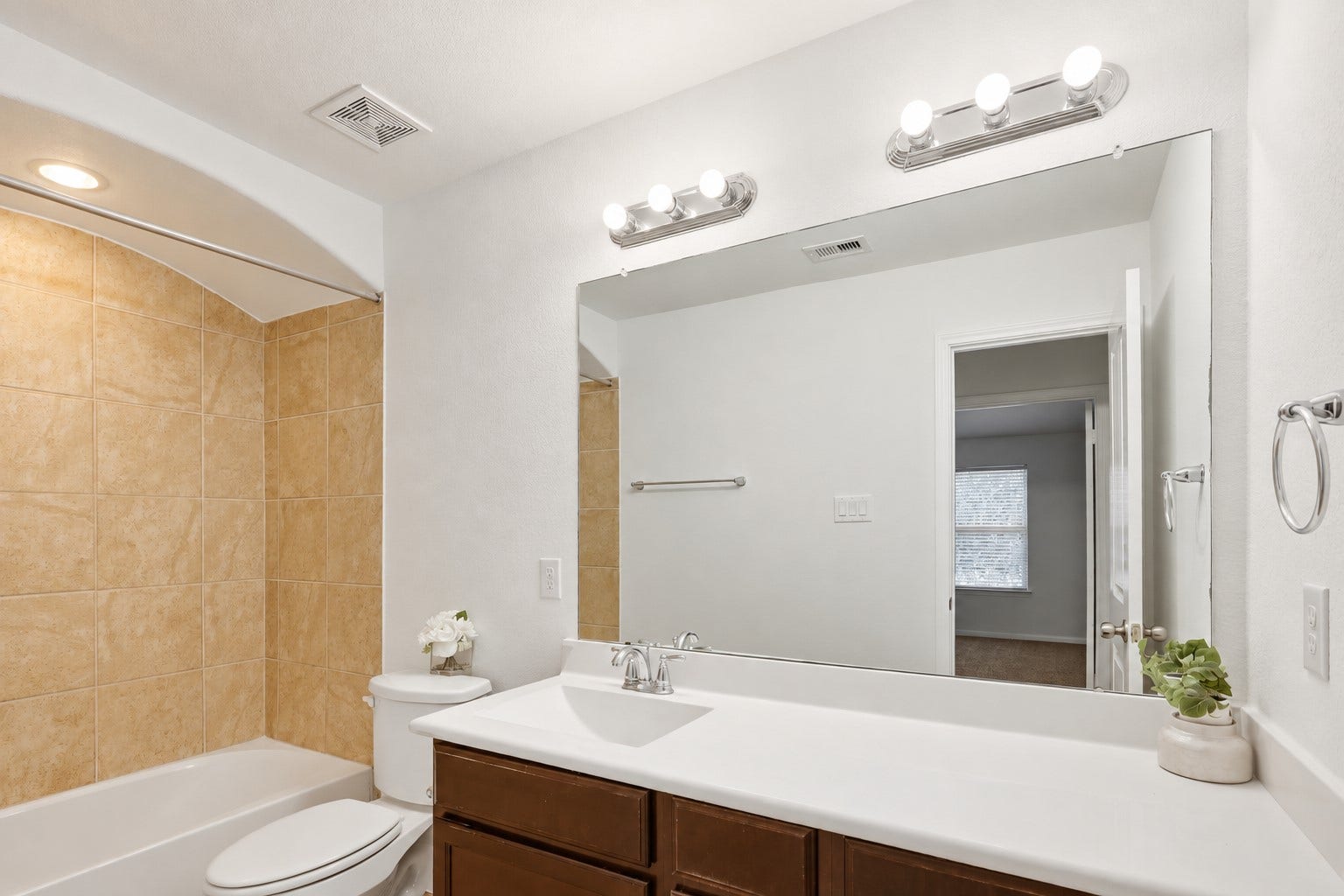 11723 Giovanni Lane, Richmond, TX 77406 Bright & Beautiful Secondary Bath! This well-appointed bath features a spacious vanity with generous counter space, a large mirror, and warm tile accents. The clean, neutral finishes create a fresh and welcoming space that is convenient for family members and guests alike.