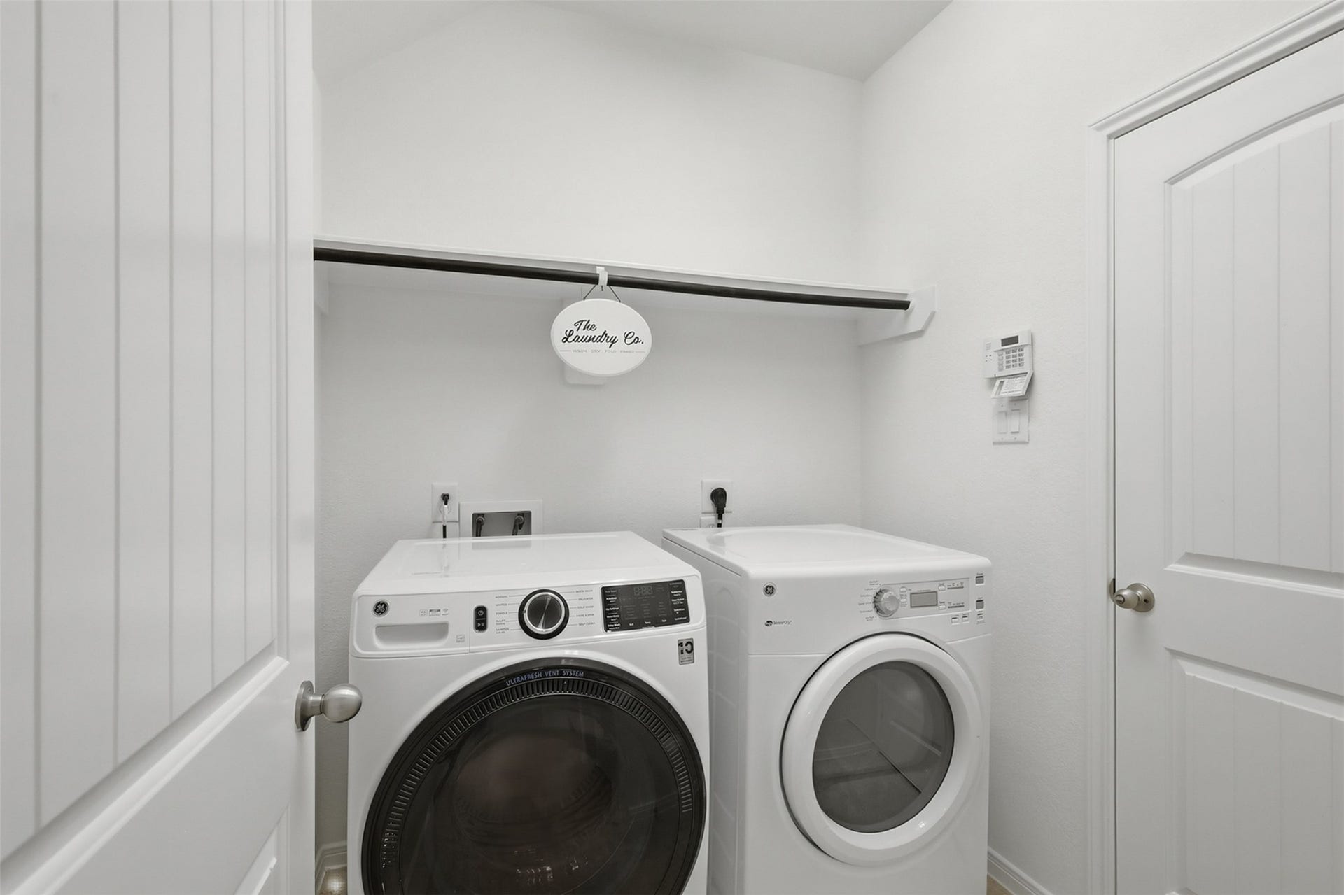 11723 Giovanni Lane, Richmond, TX 77406 A Bright & Practical Utility Room! The spacious utility room provides room for your washer and dryer along with convenient storage and workspace. Bright walls, a clean layout, and a handy hanging area make everyday laundry chores just a little easier.