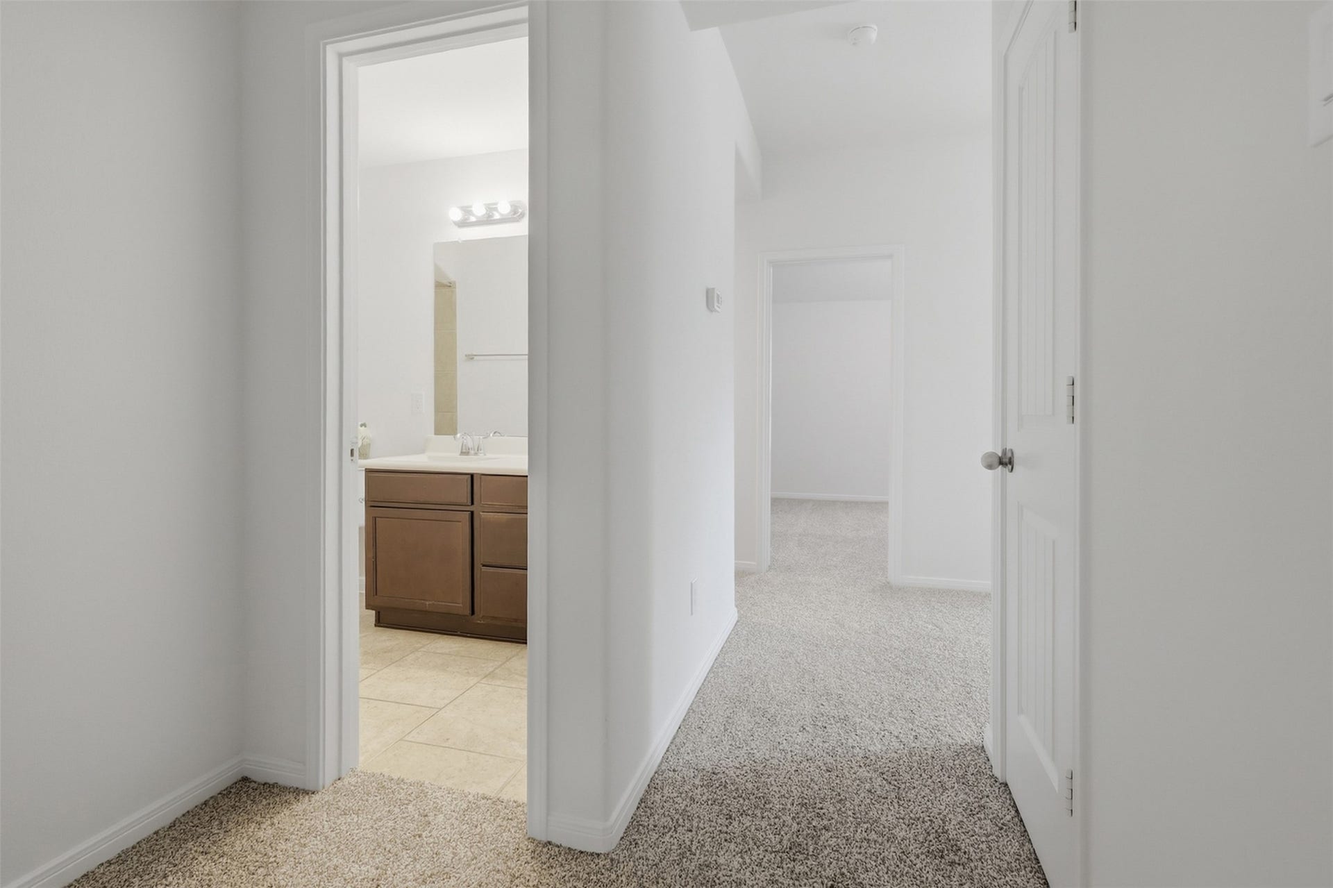 11723 Giovanni Lane, Richmond, TX 77406 Easy Access Throughout the Upstairs! This bright hallway provides a comfortable transition between the bedrooms and bath, with plush carpeting and clean neutral finishes. The open layout makes it easy to move from one room to another while maintaining the home's bright and welcoming feel.