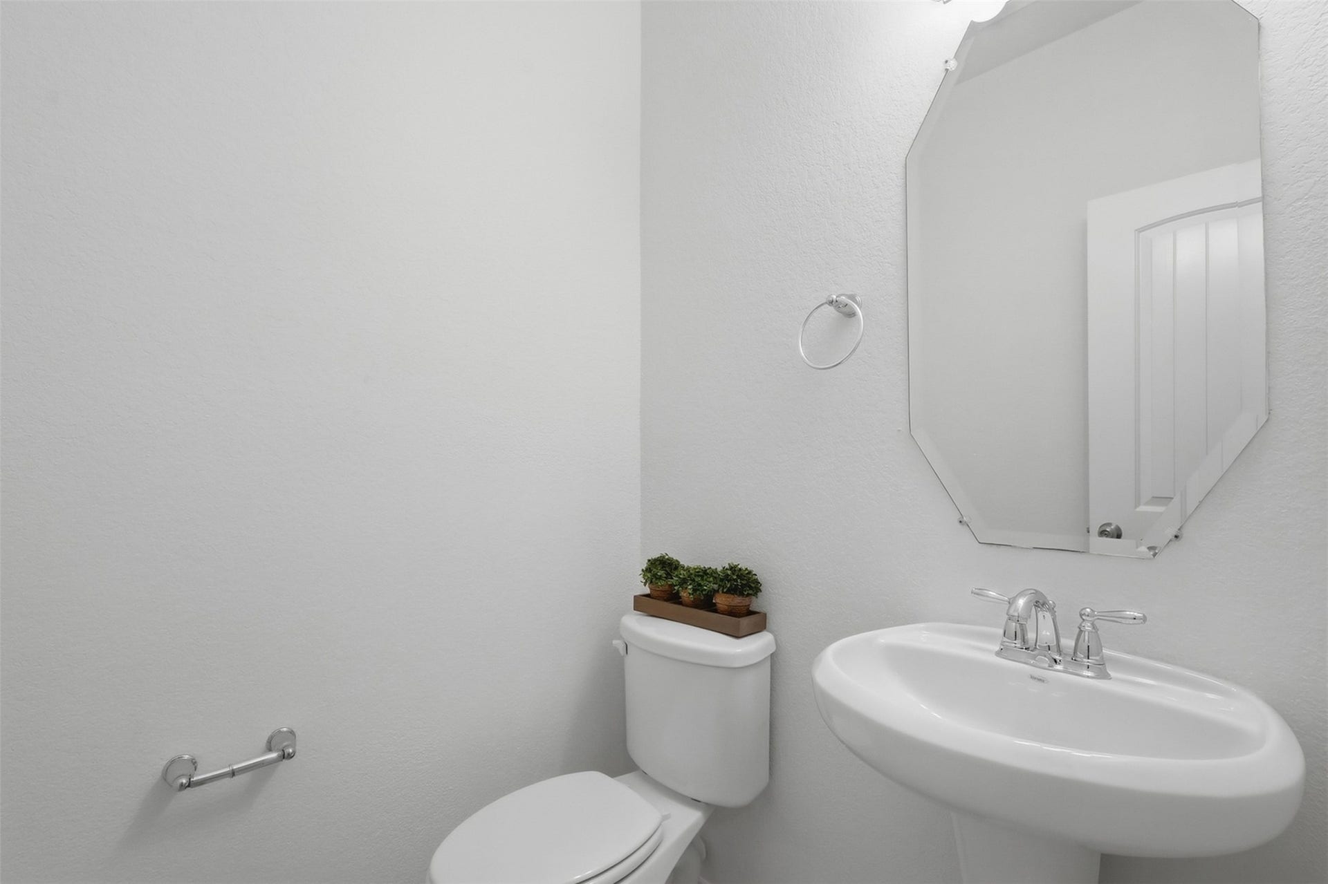 11723 Giovanni Lane, Richmond, TX 77406 A Lovely & Convenient Powder Room! This beautifully finished half bath offers a clean, bright, and welcoming space for family and guests. The elegant vanity, framed mirror, and simple dcor add a polished touch to this convenient first-floor powder room.