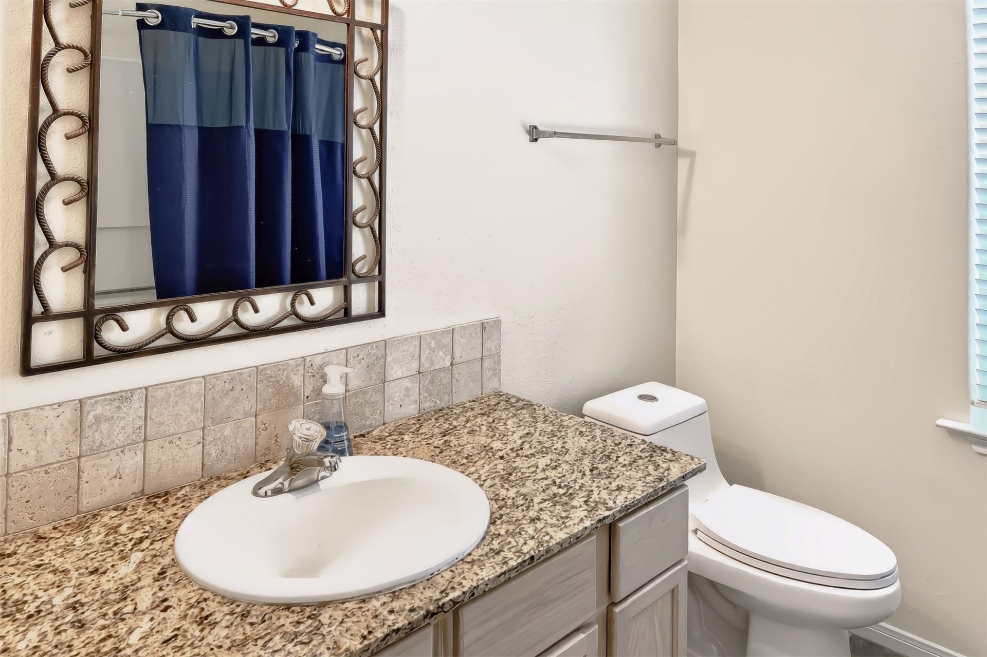1144 Sailfish Street, Bayou Vista, TX 77563 GUEST BATHROOM