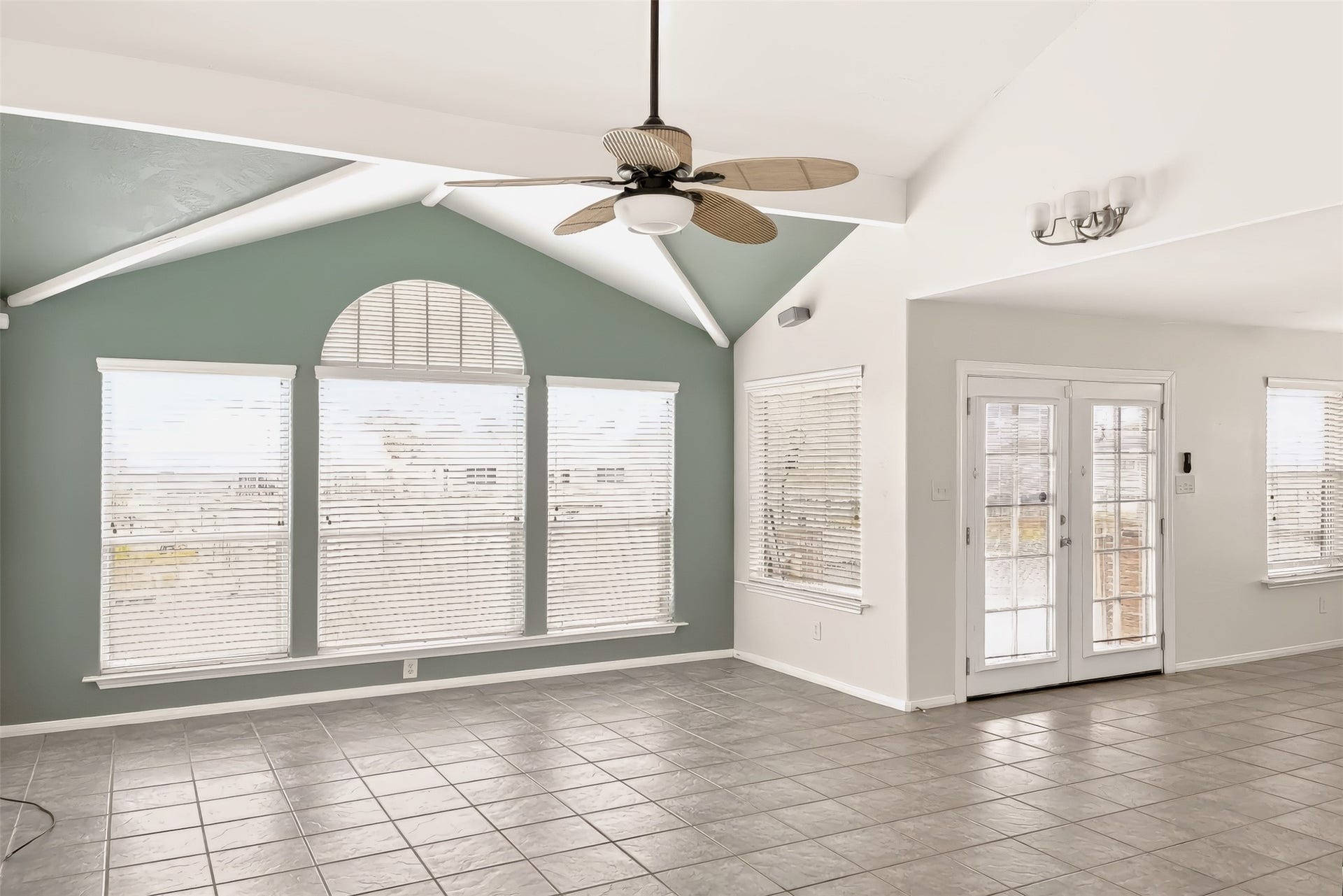 1144 Sailfish Street, Bayou Vista, TX 77563 HIGH CEILINGS AND GREAT VIEWS