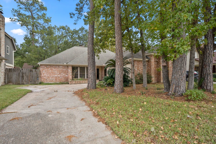 Property photo for 38 Devonshire Drive, Conroe, TX