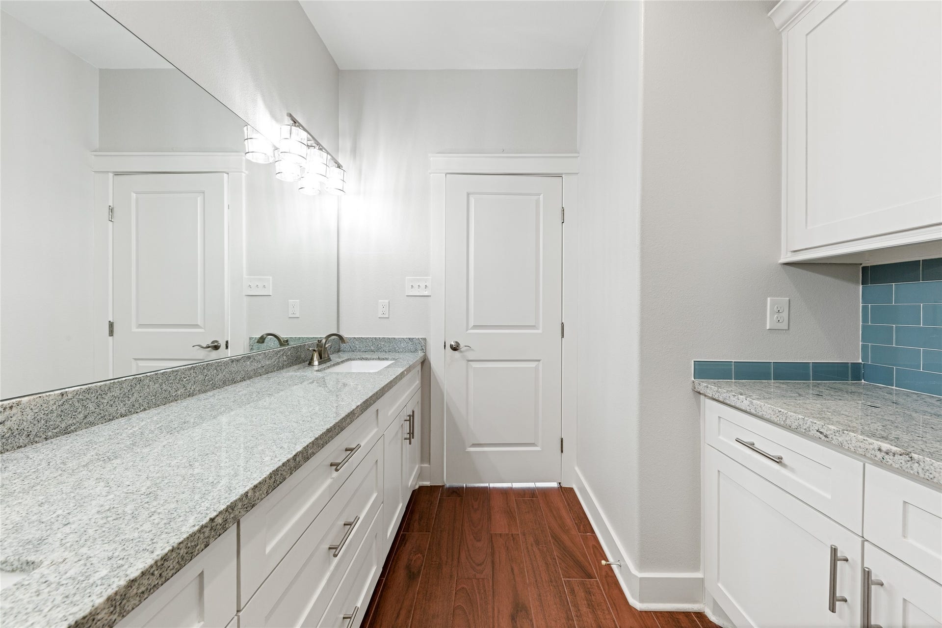 9614 Teichman Road, Galveston, TX 77554 Primary Bathroom