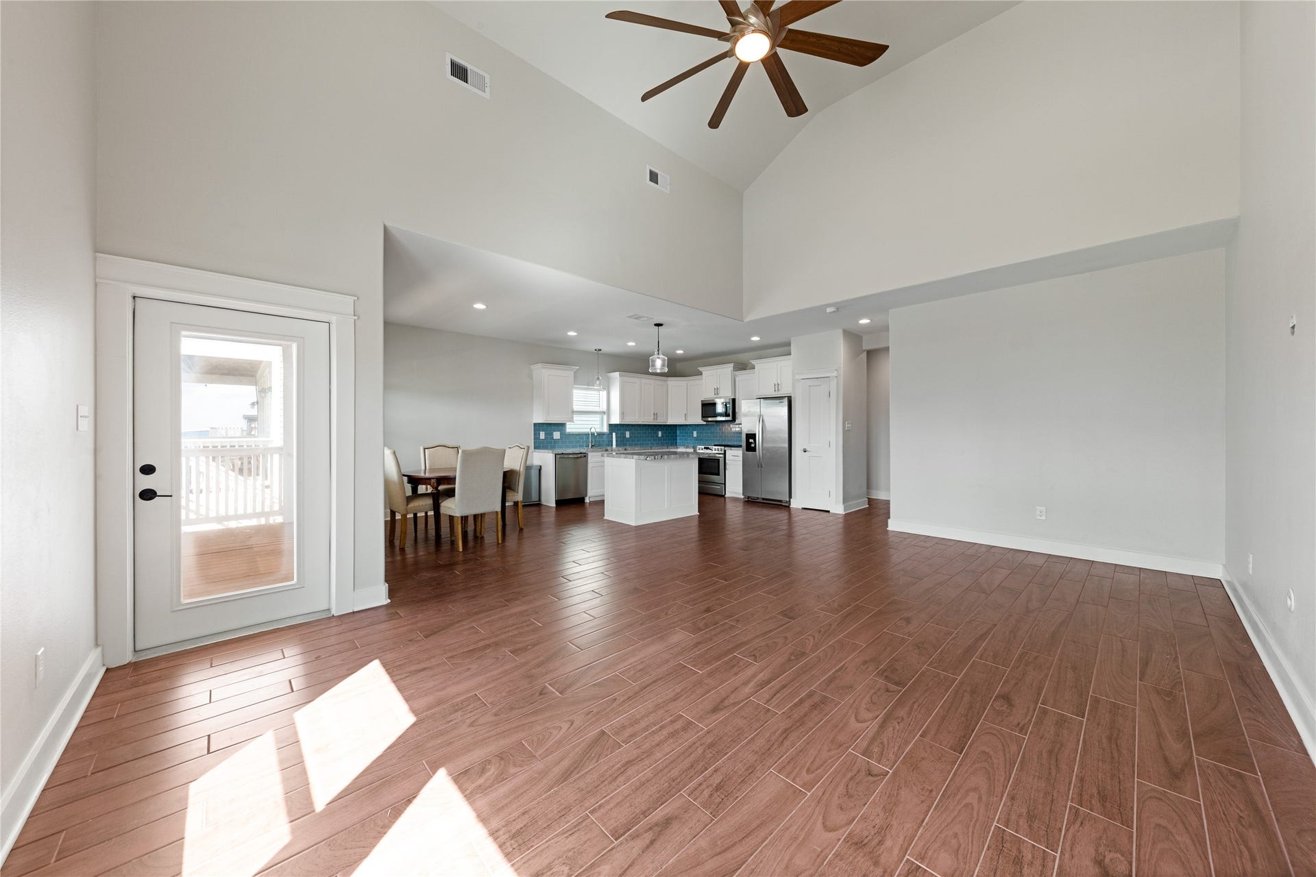 9614 Teichman Road, Galveston, TX 77554 Tile flooring