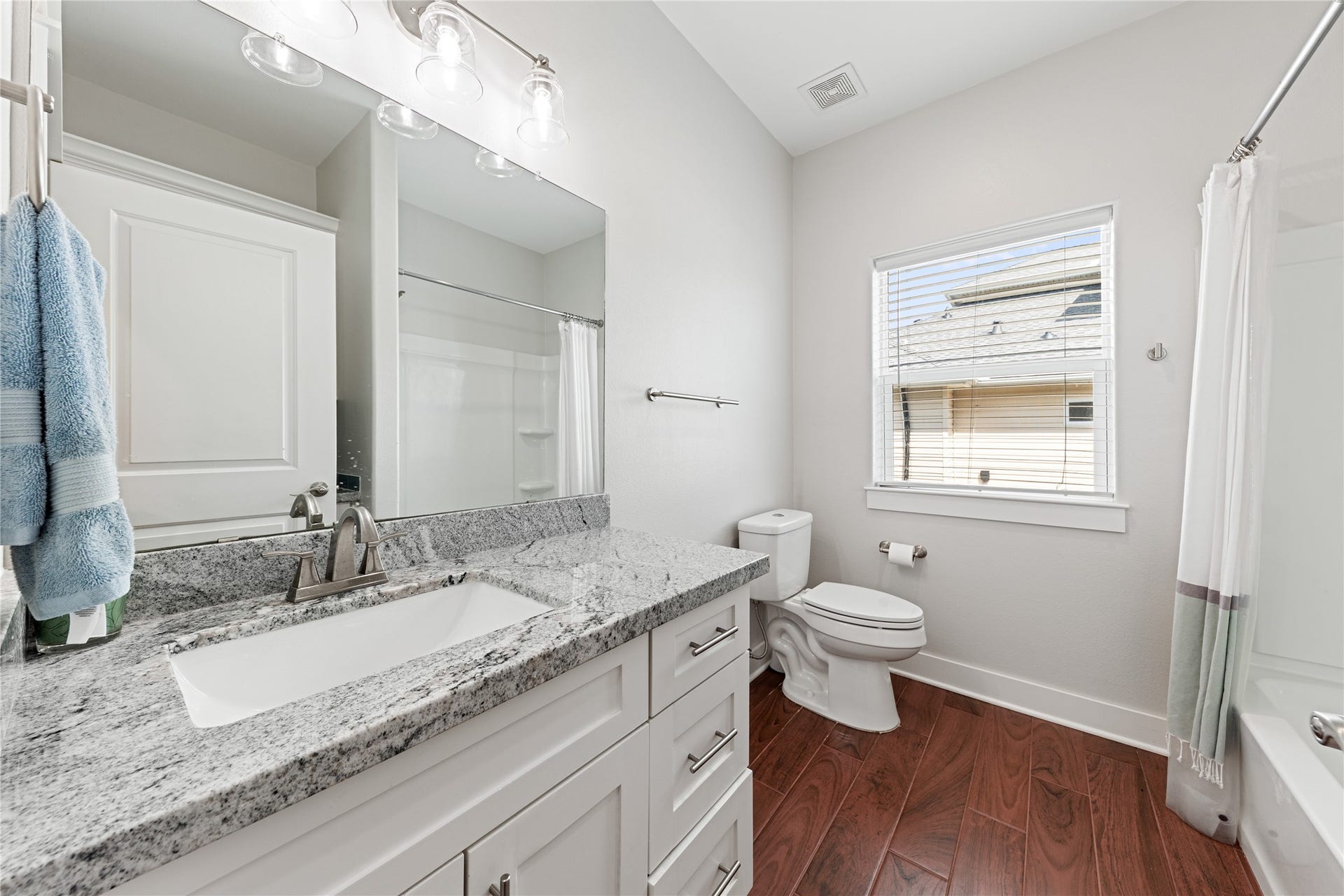 9614 Teichman Road, Galveston, TX 77554 2nd Full Bathroom