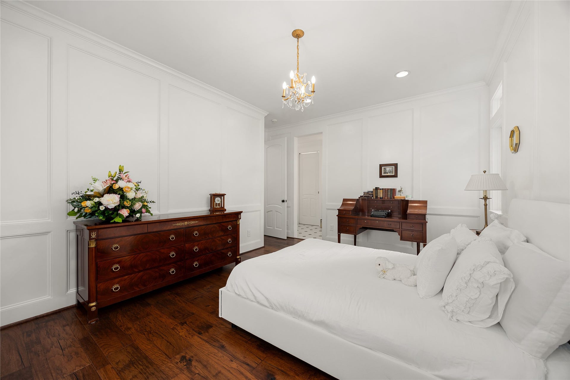 330 E Gaywood Drive, Houston, TX 77079 Secondary bedroom upstairs has its own ensuite bathroom.