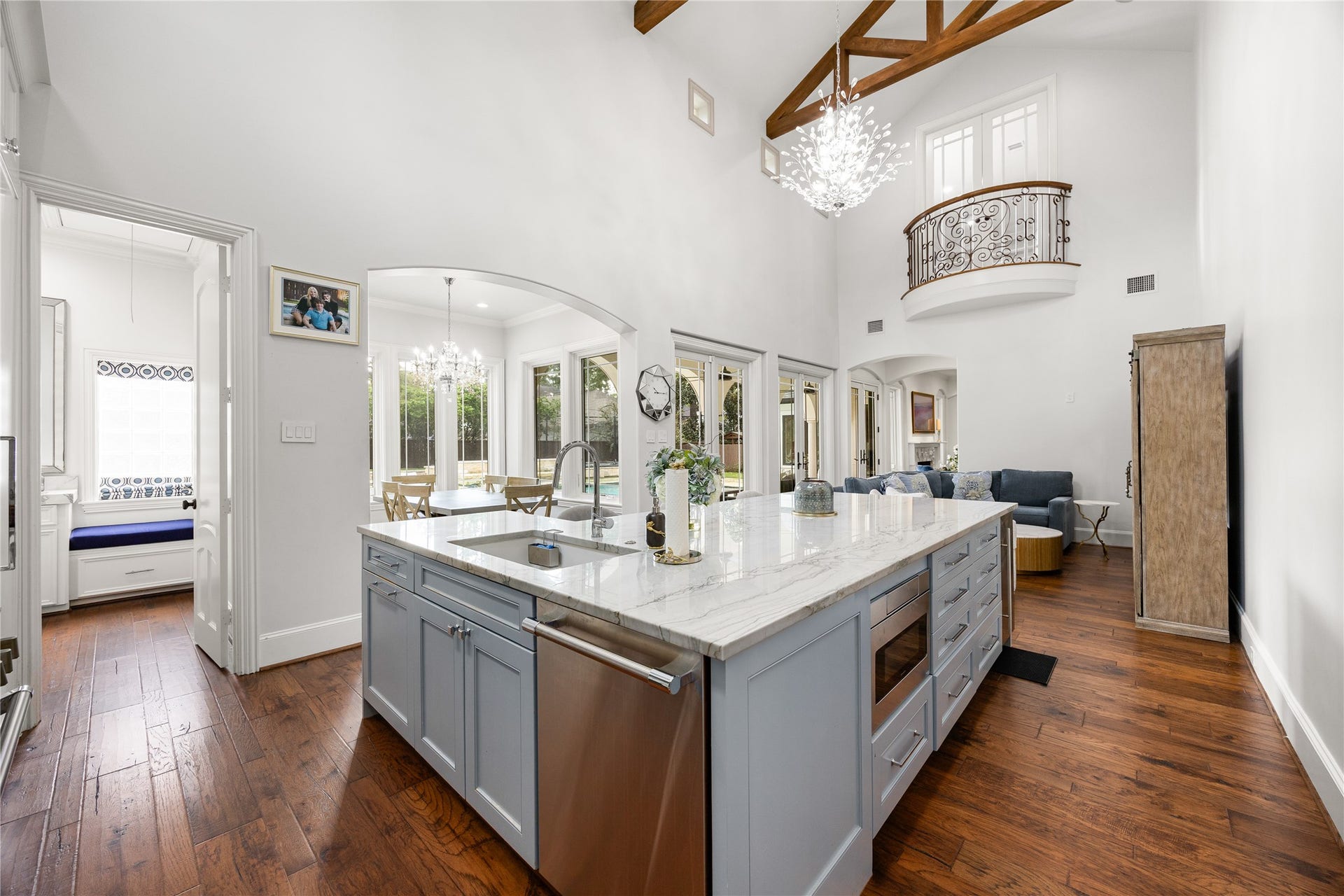 330 E Gaywood Drive, Houston, TX 77079 Kitchen is open to the Family room and the breakfast room and has vaulted ceilings.