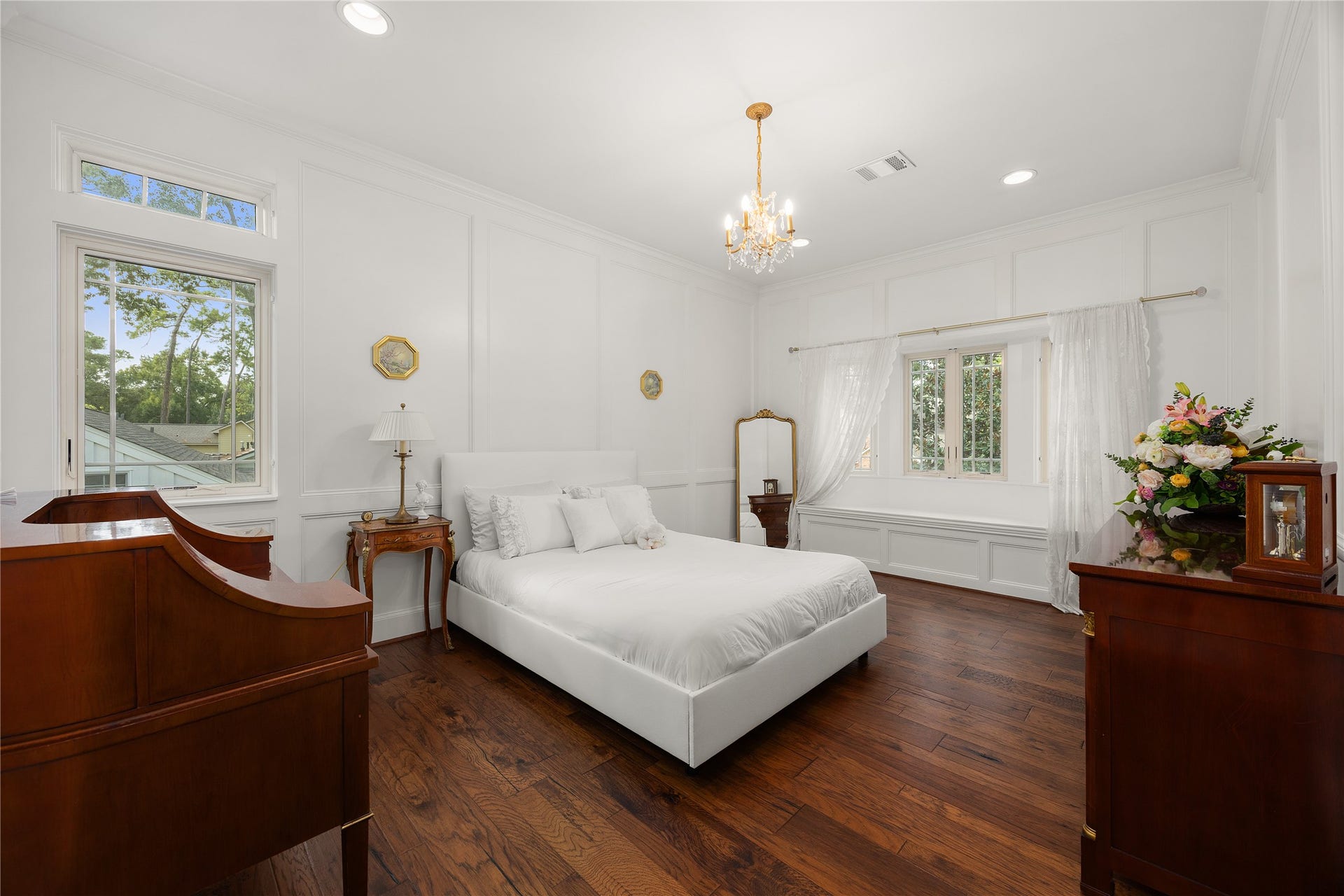330 E Gaywood Drive, Houston, TX 77079 The Secondary bedroom has a Bay Window.