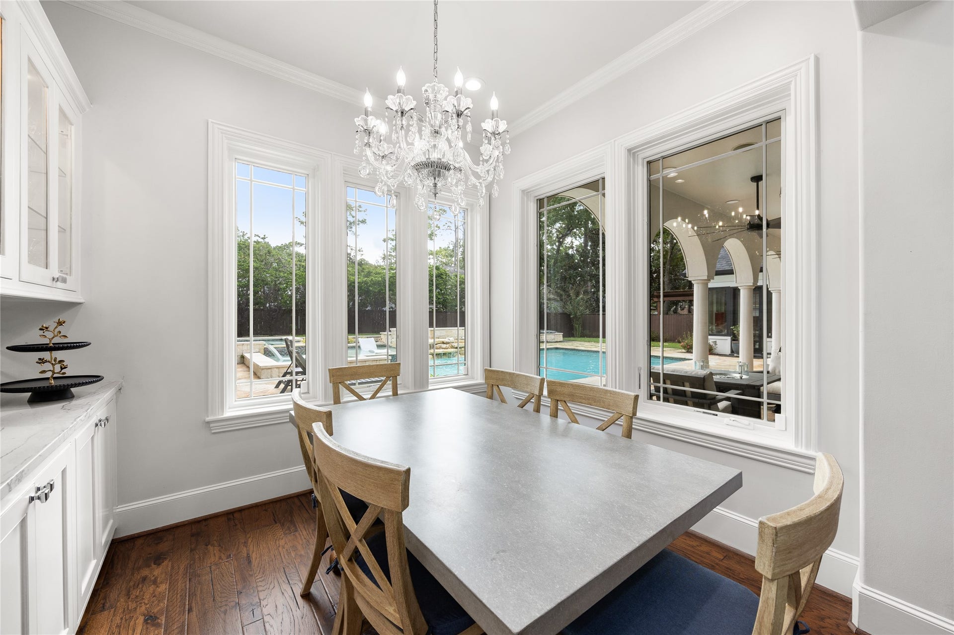 330 E Gaywood Drive, Houston, TX 77079 Breakfast room has windows that overlook the stunning backyard and pool.